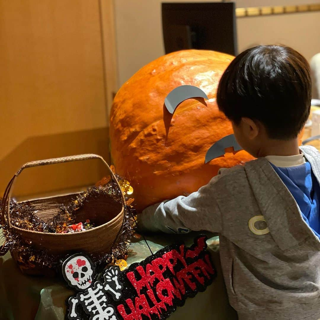 川村ひかるさんのインスタグラム写真 - (川村ひかるInstagram)「❤︎  🎃Happy Halloween🎃  毎年楽しみにしているイベント 息子はミニオンを着たのに… あれっ？？  #ハロウィン  #2023ハロウィン」10月31日 18時34分 - hikaru.kawamura