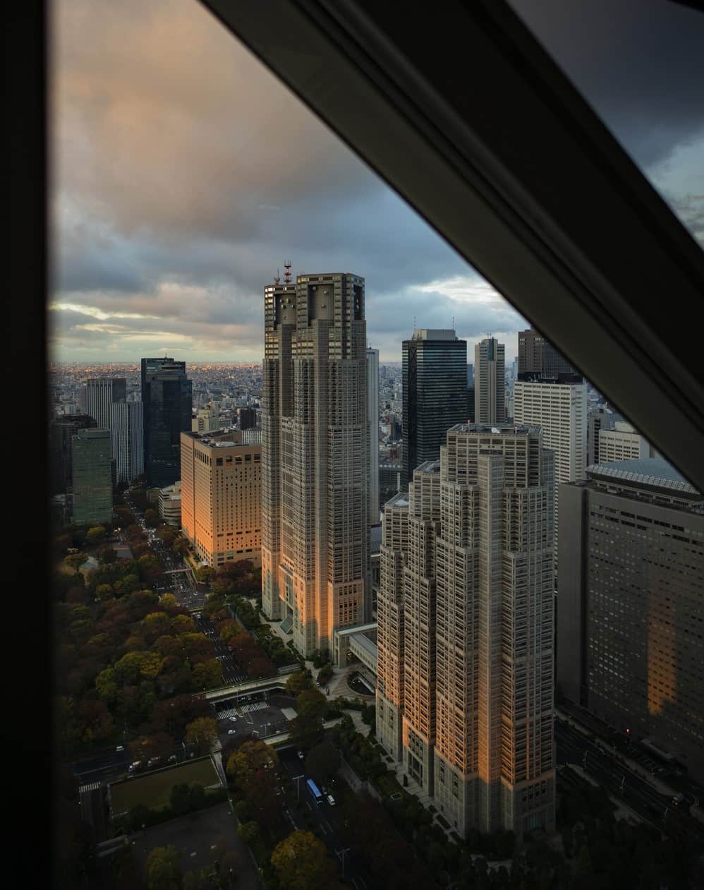 Park Hyatt Tokyo / パーク ハイアット東京のインスタグラム：「The famed Tokyo Metropolitan Government Building, which can be seen from Park Hyatt Tokyo, shares a trait with the hotel; both were designed by famous architect Kenzo Tange. See the government building set against the autumn sky from the hotel's vantage point.  Share your own images with us by tagging @parkhyatttokyo  ————————————————————— #parkhyatttokyo #parkhyatt #discovertokyo #skyscraper #archtecture #kenzotange #tangekenzo  #autumnsky #viewsfromhotel #パークハイアット東京 ＃都庁 #丹下健三 #秋空  @shumpeiohsugi_photographer」