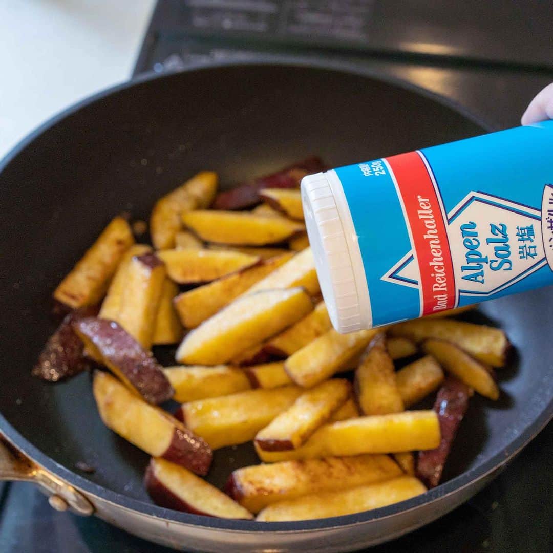 アルペンザルツ公式Instagramさんのインスタグラム写真 - (アルペンザルツ公式InstagramInstagram)「レシピあり 「さつまいもの塩バター炒め」の作り方 * 秋に食べたいさつまいもを使ったレシピのご紹介です❤︎ * 今回のレシピは、 @morifu_popo さんに作ってもらいました！ * ∴♔∴∴♔∴∴♔∴∴♔∴∴♔∴∴♔∴∴♔∴∴♔∴∴♔∴∴♔∴ 気軽にフォローして下さいね❤︎ いいねやコメントも励みになります！ 公式アカウント⇰〖 @alpensalz_jp 〗 ∴♔∴∴♔∴∴♔∴∴♔∴∴♔∴∴♔∴∴♔∴∴♔∴∴♔∴∴♔∴ * * ぜひ参考に作ってみてくださいね！ ． * ∴♔∴∴♔∴ Ⓡ Ⓔ Ⓒ Ⓘ Ⓟ Ⓔ ∴♔∴∴♔∴ * 作りやすい量 ・さつまいも…中1本 ・サラダ油…適量 ・きび砂糖…大さじ2 ・アルペンザルツ…適量 * 【作り方】 ①さつまいもを棒状に切る。 * ②さつまいもを耐熱皿にのせ、ラップをかけて電子レンジ500Wで3～4分加熱する。 * ③フライパンにサラダ油を中火で熱しさつまいもを2～3分炒める。きび砂糖とアルペンザルツを加えて全体に馴染ませる。 * * * #アルペンザルツ #塩 #美味しい塩 * #今日のごはん #手作りごはん #簡単レシピ #おかず #レシピ #食卓 #節約 #献立 #家庭料理 #節約生活 #自炊 #ランチ #家ごはん #時短レシピ #簡単レシピ #おいしい #料理 #美味しい #おうちごはん #手作り料理 #手料理 #料理好きな人と繋がりたい #塩レシピ #さつまいも」10月31日 18時30分 - alpensalz_jp