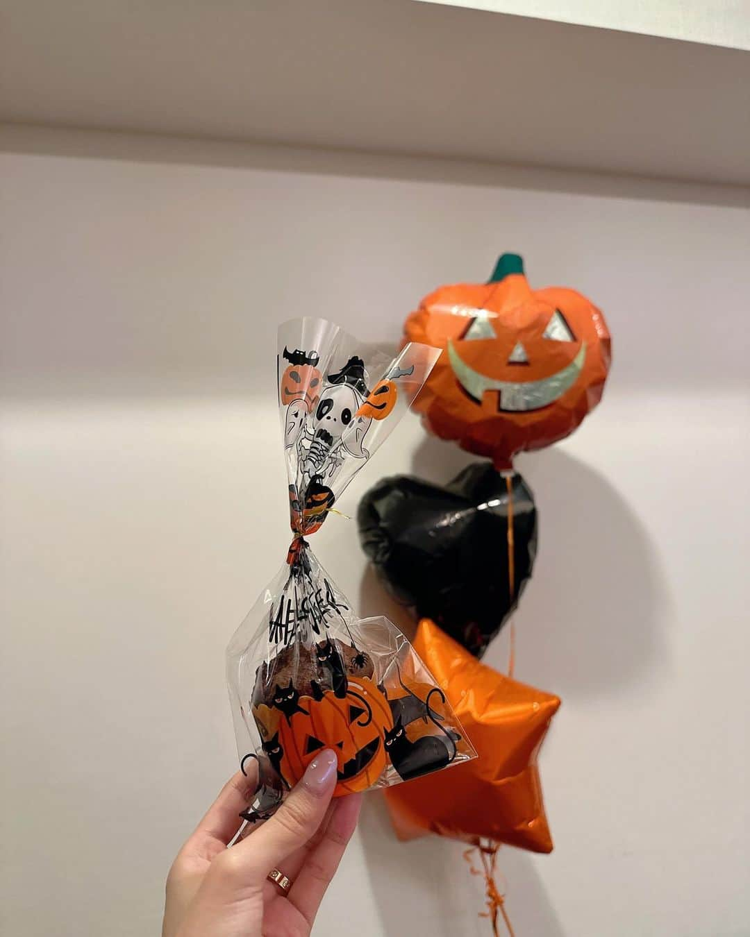 蜂谷晏海さんのインスタグラム写真 - (蜂谷晏海Instagram)「ハッピーハロウィン🎃👻 お家で程よく賑わって楽しんでね☺️👍 明日から11月か〜！夏が過ぎると一気に早く感じる😶‍🌫️ #ハロウィン #happyhalloween」10月31日 18時31分 - hachiyaami