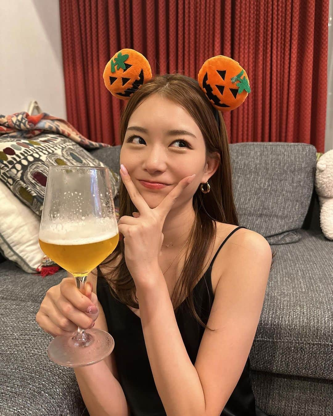 蜂谷晏海のインスタグラム：「ハッピーハロウィン🎃👻 お家で程よく賑わって楽しんでね☺️👍 明日から11月か〜！夏が過ぎると一気に早く感じる😶‍🌫️ #ハロウィン #happyhalloween」