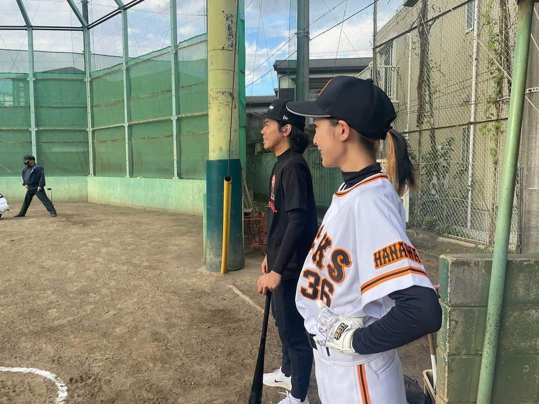 たなかさえのインスタグラム：「やっとHANAWARocksユニフォームで試合に参加出来た🧡(｣^o^)｣さいこー.ᐟ.ᐟ.ᐟ 久しぶりの練習試合でタイムリーヒット打ててるんるんでした⚾️  #草野球#はなわ草野球#HANAWARocks#野球女子#草野球女子#スポーツ女子」