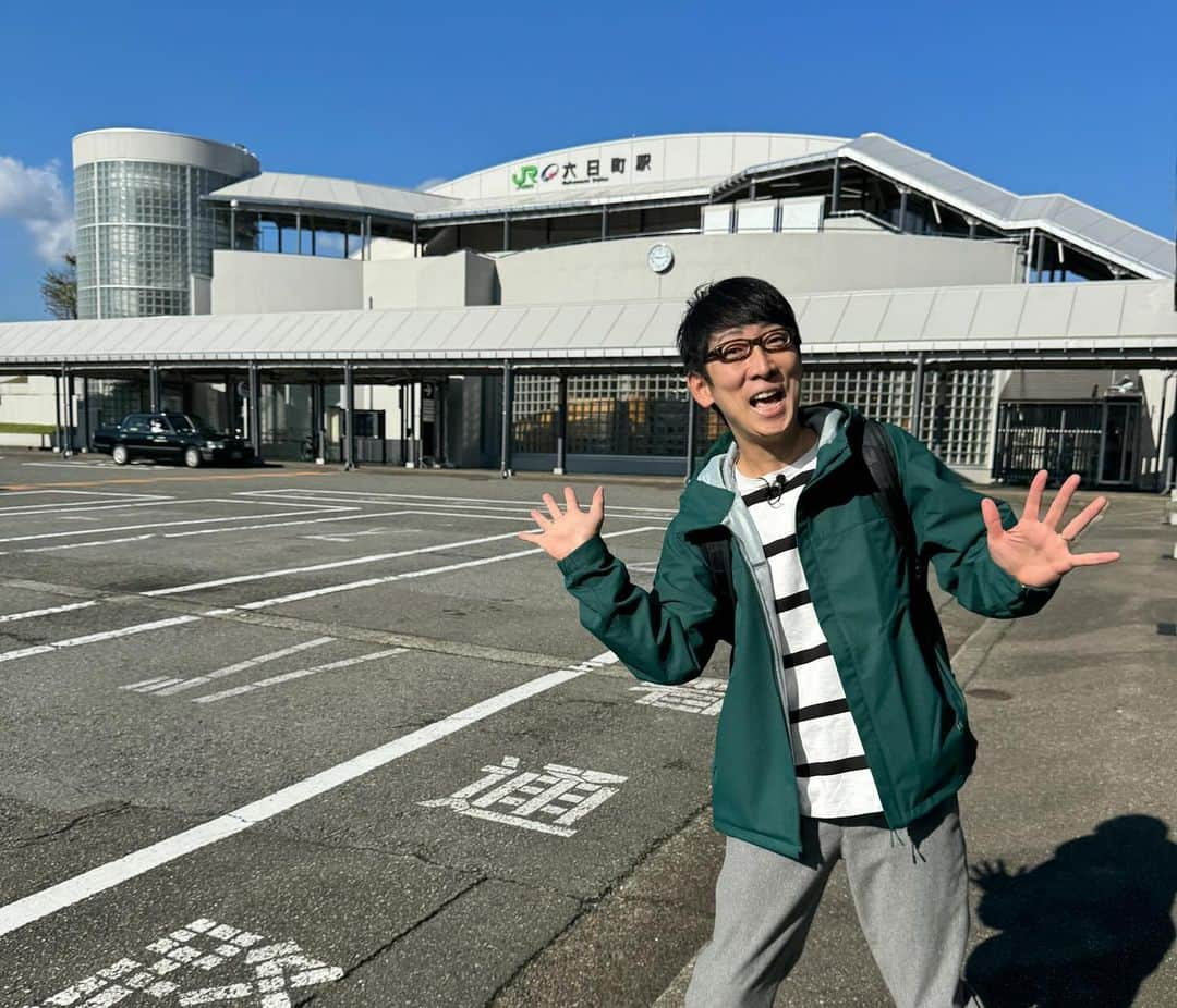 吉川正洋さんのインスタグラム写真 - (吉川正洋Instagram)「今日は六日町駅から犀潟駅まで、北越急行ほくほく線に乗って鉄道ひとり旅のロケをしました。  トンネルを出てからどーんと広がる自然が美しい路線です。天気もよく印象的な旅になりました。放送をお楽しみに！  鉄道ひとり旅、ごきげんよう！！  #鉄道ひとり旅 #ほくほく線」10月31日 18時32分 - dhyoshikawa