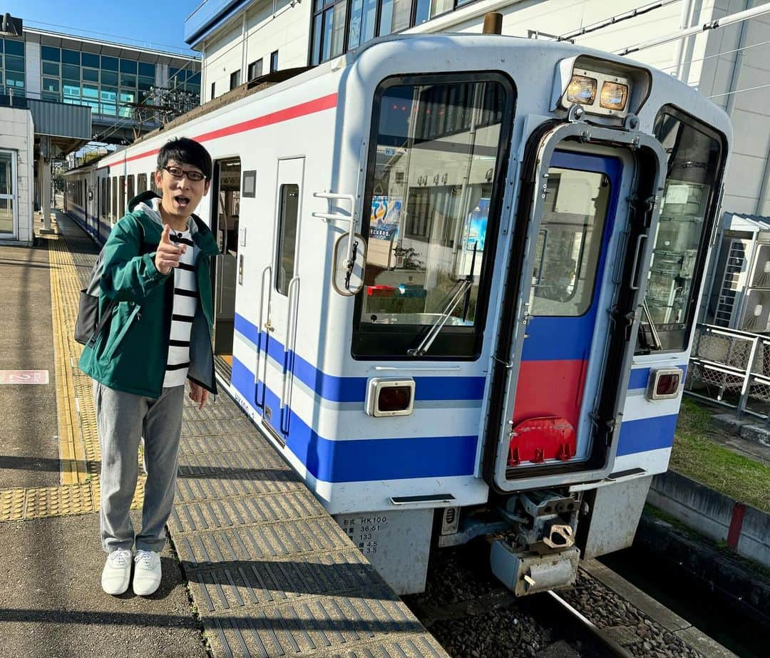 吉川正洋のインスタグラム：「今日は六日町駅から犀潟駅まで、北越急行ほくほく線に乗って鉄道ひとり旅のロケをしました。  トンネルを出てからどーんと広がる自然が美しい路線です。天気もよく印象的な旅になりました。放送をお楽しみに！  鉄道ひとり旅、ごきげんよう！！  #鉄道ひとり旅 #ほくほく線」