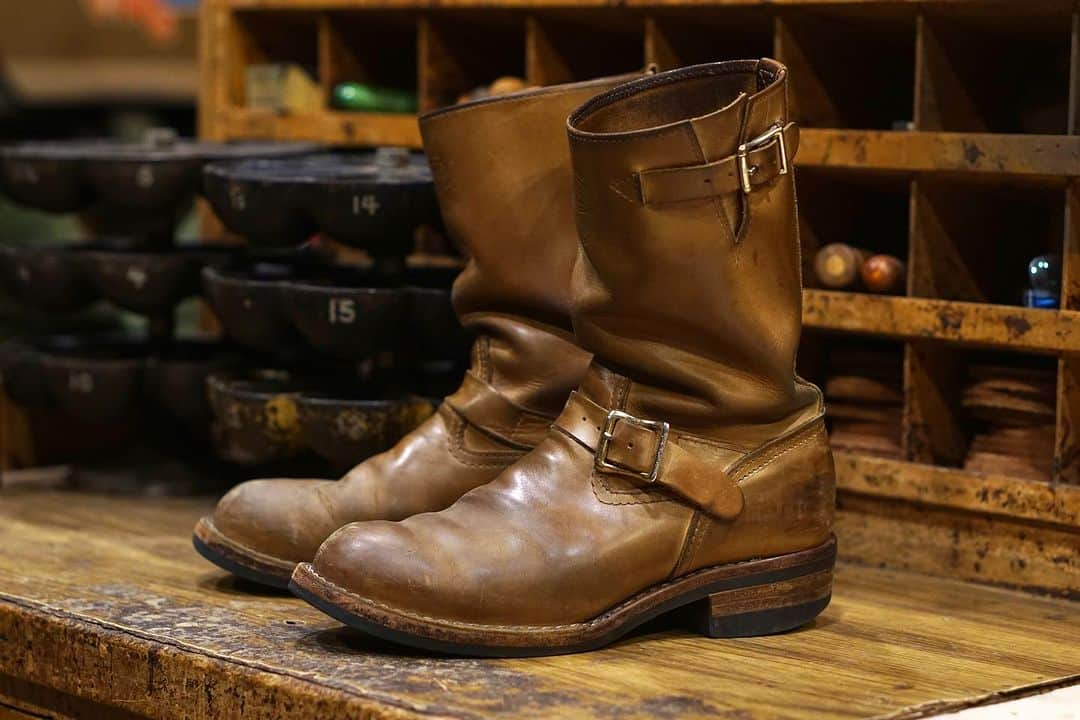 ウェスコのインスタグラム：「〜REPAIR THE WESCO BOOTS〜 - Replace Heels -  【お知らせ】 正規代理店でご購入頂くと弊社発行の金色のギャランティカード(保証書)が付属します。 リペア時にご提示いただければ1回目のヒール交換が無料、1回目のソール交換が5,000円(税別)でご利用頂けます。 ギャランティカードは正規購入の証となります。 再発行は承っておりませんので使用済みの場合でも破棄されないようお願い致します。  《ブーツの郵送先》 〒577-0067 東大阪市高井田西1-1-17 WESCO JAPAN リペア工房 06-6783-6888  《準備するもの》 ブーツ、ギャランティカード(お持ちの場合)、ご依頼内容と返送先をご記入のうえ弊社までお送りください。 ブーツが届き次第、リペア担当者よりご連絡させて頂きます。  #westcoastshoecompany #wesco #wescoboots #boss #repair #replaceheels  #FactoryShoeRepairing #since1918 #100YEARS #oregon #scappoose #madeinUSA🇺🇸 #osaka #wescojapan #tokyo #wescoebisu #wescosetagaya」