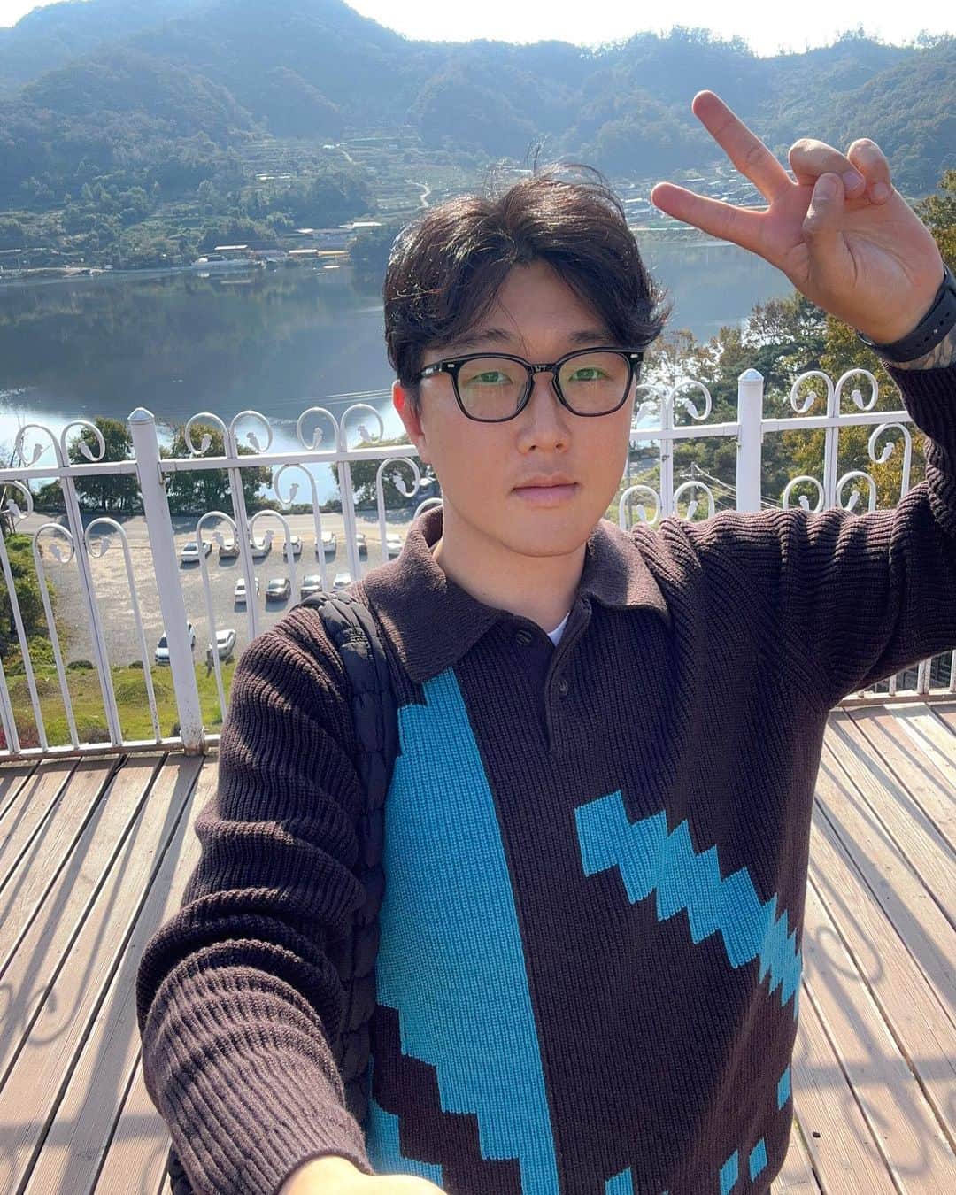 가로수길 , Seoulのインスタグラム：「아니 혼자서 사진 어찌 찍어야해?너무 어렵다 셀카봉 세워두고 혼자 찍으니 표정 킹받네..증명사진 찍는 느낌 🥹  이번에 COS촬영하고 선물 받은 COS X Suki  니트 입고 가을 만끽하는중  🍁🍁 특히 궁중무 춘앵무의 무대로 기능하는 화문석에서 착안해 만들어진 니트들의 패턴들이 너무 아름다웠습니다 😃   내일 11월1일부터 코스 온라인 및 일부 매장에서 만나볼 수 있어요 :)   #COSxSuki #COSx강서경 #COSxSukiseokyeongkang  늘 감사합니다 @michelle_jeon 💕」