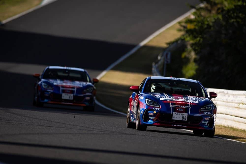 のインスタグラム：「2023 TGR 86/BRZ Cup Round,6 SUZUKA【Team Takuty】photo. 86/BRZ Cup第6戦鈴鹿サーキットの写真です📷  ♯87 千葉スバルレーシング 久保凛太郎 予選3位・決勝7位  ♯88 東京スバルレーシング 井口卓人 予選8位・決勝4位  4戦連続で2台揃ってポイント獲得‼️チーム皆んなの頑張りに感謝です☺️  #益田和久カメラマン @masudakazuhisa_photographer」