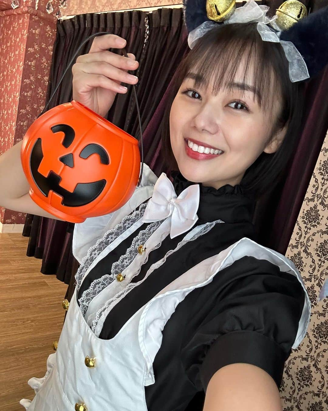 長野じゅりあのインスタグラム：「・ ・ ハッピーハロウィン🎃❤️ ・ ・ #ハロウィン　#メイドさん　#仕事でしかコスプレしない w」