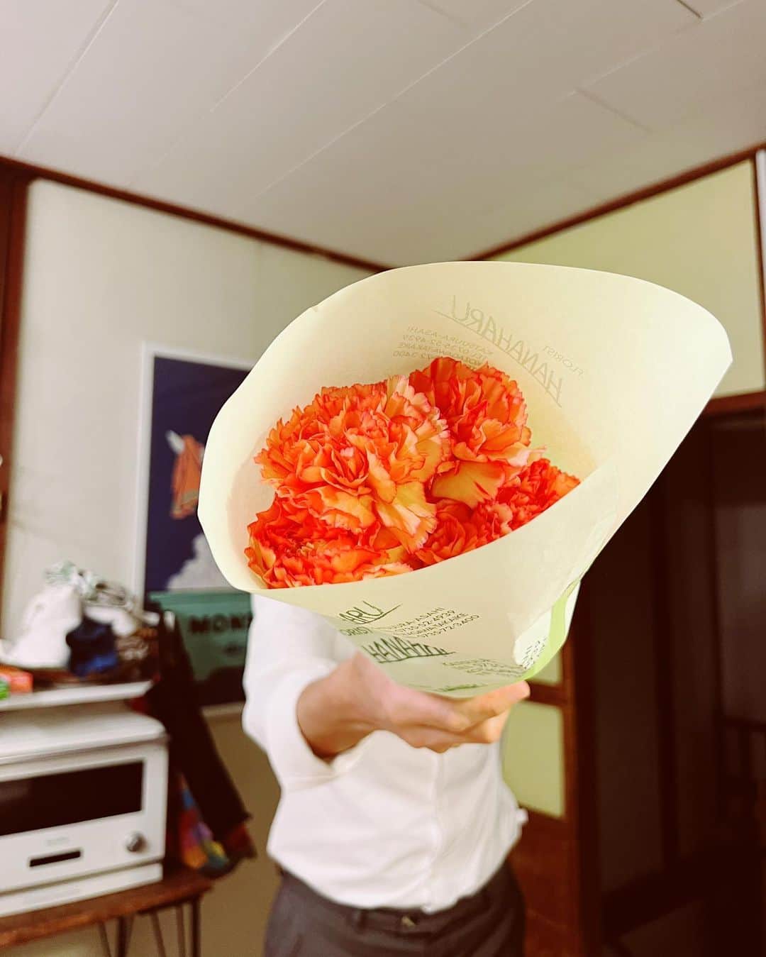 屬美於のインスタグラム：「かっこいいなあ。ダーリン  うちのお家の💐はダーリンがいつもサプライズプレゼント🎁　  とても急であまりにもサプライズで驚きもできない笑。  イタリア人かな？🇮🇹 ありがとう」