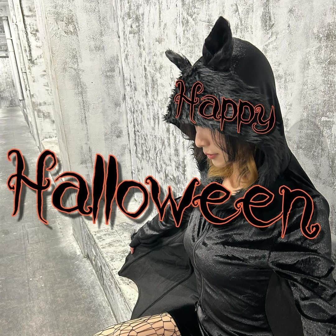 たなかさえのインスタグラム：「Pocochaでコスプレアイコンが当たるルーレット企画やってます🦇💕 みなさま、素敵なHalloween nightを🌙*.｡ . #Pococha#ライバー#ライブ配信#liver#Halloween#happyhalloween#ハロウィンコスプレ#bat#cosplay」