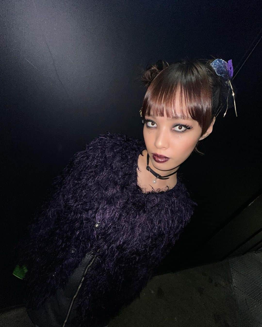 クロエさんのインスタグラム写真 - (クロエInstagram)「Two types of halloween 🕷️🕸️💜 #japanmobilityshow2023 #Halloween2023  JMSのステージのためハロウィンメイクしてもらった🎃」10月31日 18時37分 - ch__l__oe