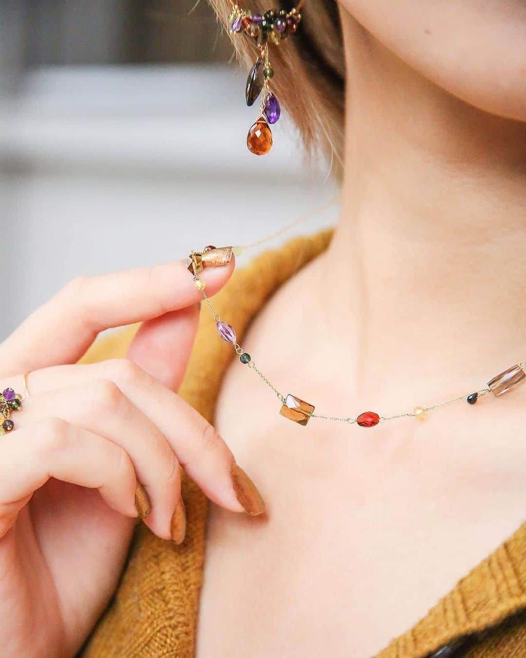 HPFRANCE　アッシュペーフランスのインスタグラム：「深まる秋に楽しみたい、英国発、スイート ピー @sweetpea_finejewellery の新作ジュエリー。秋色に染まるロンドン・プロムローズヒルの街並みや、様々なかたちの落ち葉が折り重なる情緒的な風景をインスピレーションに、大小の特徴的な石のカッティングと、パープルやイエロー、グリーン、ブラウンのカラウェイが織りなす趣あるコレクションです。  ■取扱店舗 @hpfrance_bijoux @halo_bijoux 公式オンラインショップ @hpfrance_official」