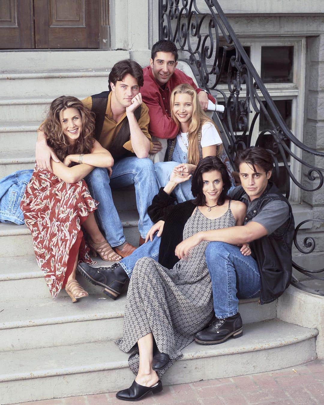 ELLE UKのインスタグラム：「'We are all so utterly devastated by the loss of Matthew. We were more than just cast mates. We are a family.' Two days after #MatthewPerry's death, his fellow castmates from the hit television series, Friends - Jennifer Aniston, Courteney Cox, Lisa Kudrow, Matt LeBlanc and David Schwimmer — have spoken out in a joint statement.  Read more at the link in our bio.」