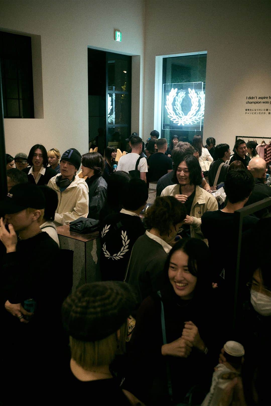 フレッドペリー さんのインスタグラム写真 - (フレッドペリー Instagram)「📍 FRED PERRY SHOP TOKYO / 2023.10.27  フレッドペリーとして世界最大のフラッグシップショップ「FRED PERRY SHOP TOKYO」のリニューアルオープンに先立ち開催された、オープニングパーティの模様を公開。  新たに追加された大型のLEDビジョンでのビデオコンテンツ放映や、アーカイブイメージ、シーズンイメージの設置など、ダイレクトにストーリーを感じていただける特別な空間へアップデート。  📸 Hayata Matsuzawa  #フレッドペリー #fredperry」10月31日 18時37分 - fredperryjp