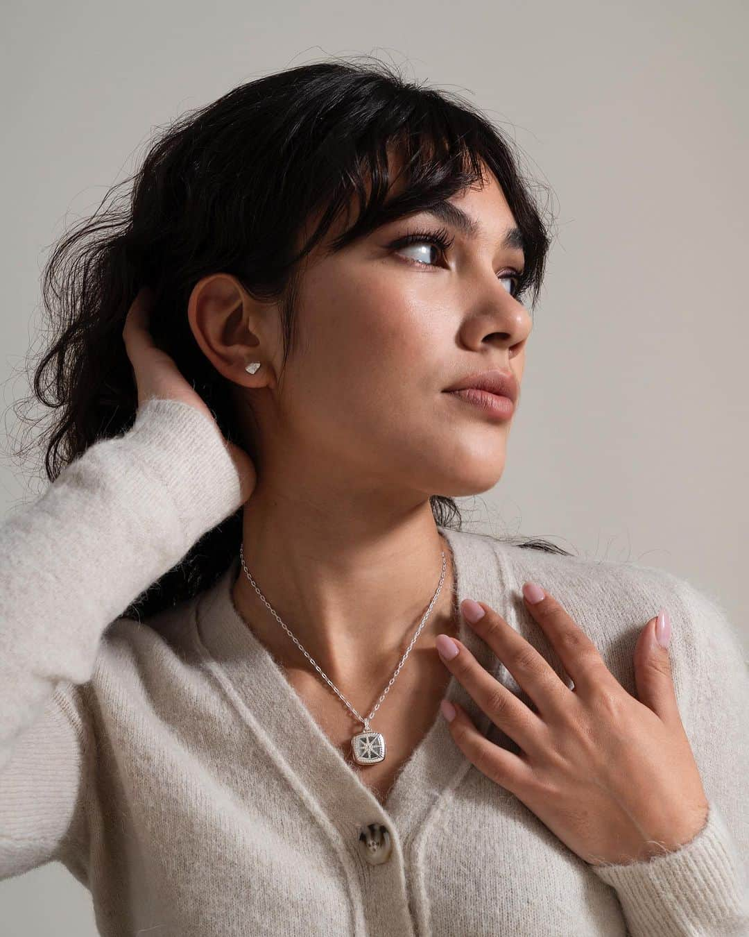 ダウアー&ホールさんのインスタグラム写真 - (ダウアー&ホールInstagram)「Our beautiful Sapphire Stellar locket✨ A cushion shaped design featuring an intricately carved star with a white sapphire set in the centre. A truly unique piece 🤍」10月31日 18時39分 - dowerandhall