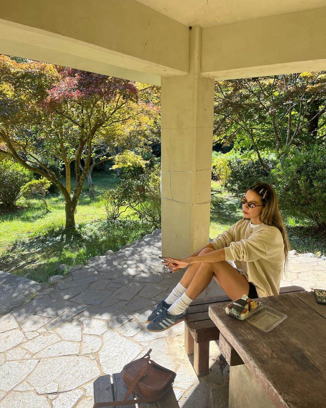 Rika Vanessaさんのインスタグラム写真 - (Rika VanessaInstagram)「昨日は鎌倉でハイキング&銭洗弁天へ⛩️✨☀️🌿  めちゃくちゃ気持ちのいい秋晴れで 頑張って登った後のおにぎりがあまりにも 美味しかった🍙🥹💕  むすび茶屋はイチオシのおにぎり屋さん🫶🏽  銭洗弁天は家の近くなのに中々いかないけど やっぱりパワースポット🪐💫  日曜日の楽しさを引きずって1日ハッピーだった✌🏽  "ここではないどこかにいきたいと、ずっと思っていた。「ここ」が嫌なのではない。 「ここ」がどんな場所であれ、「ここではないどこか」は、常に私を惹きつけてやまないのだ。"  江國香織「ここではないどこか」」10月31日 18時39分 - rikavanessa._