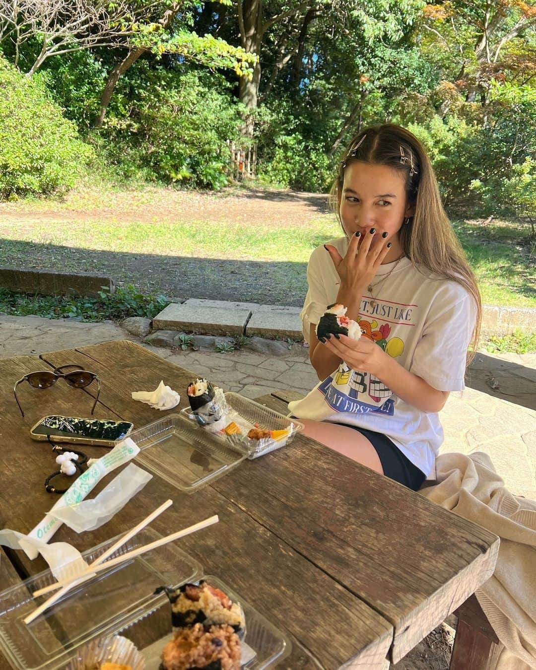 Rika Vanessaさんのインスタグラム写真 - (Rika VanessaInstagram)「昨日は鎌倉でハイキング&銭洗弁天へ⛩️✨☀️🌿  めちゃくちゃ気持ちのいい秋晴れで 頑張って登った後のおにぎりがあまりにも 美味しかった🍙🥹💕  むすび茶屋はイチオシのおにぎり屋さん🫶🏽  銭洗弁天は家の近くなのに中々いかないけど やっぱりパワースポット🪐💫  日曜日の楽しさを引きずって1日ハッピーだった✌🏽  "ここではないどこかにいきたいと、ずっと思っていた。「ここ」が嫌なのではない。 「ここ」がどんな場所であれ、「ここではないどこか」は、常に私を惹きつけてやまないのだ。"  江國香織「ここではないどこか」」10月31日 18時39分 - rikavanessa._