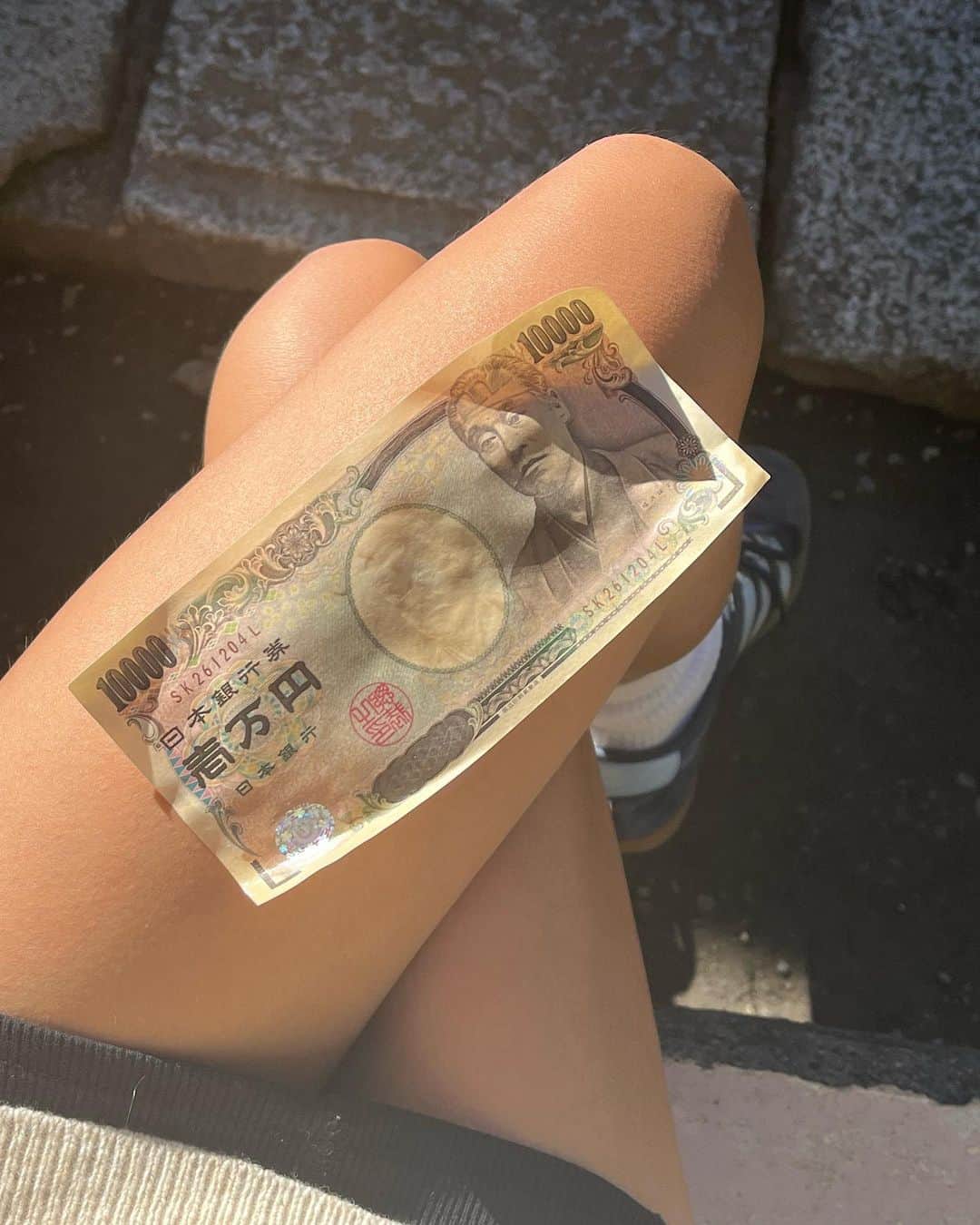 Rika Vanessaさんのインスタグラム写真 - (Rika VanessaInstagram)「昨日は鎌倉でハイキング&銭洗弁天へ⛩️✨☀️🌿  めちゃくちゃ気持ちのいい秋晴れで 頑張って登った後のおにぎりがあまりにも 美味しかった🍙🥹💕  むすび茶屋はイチオシのおにぎり屋さん🫶🏽  銭洗弁天は家の近くなのに中々いかないけど やっぱりパワースポット🪐💫  日曜日の楽しさを引きずって1日ハッピーだった✌🏽  "ここではないどこかにいきたいと、ずっと思っていた。「ここ」が嫌なのではない。 「ここ」がどんな場所であれ、「ここではないどこか」は、常に私を惹きつけてやまないのだ。"  江國香織「ここではないどこか」」10月31日 18時39分 - rikavanessa._