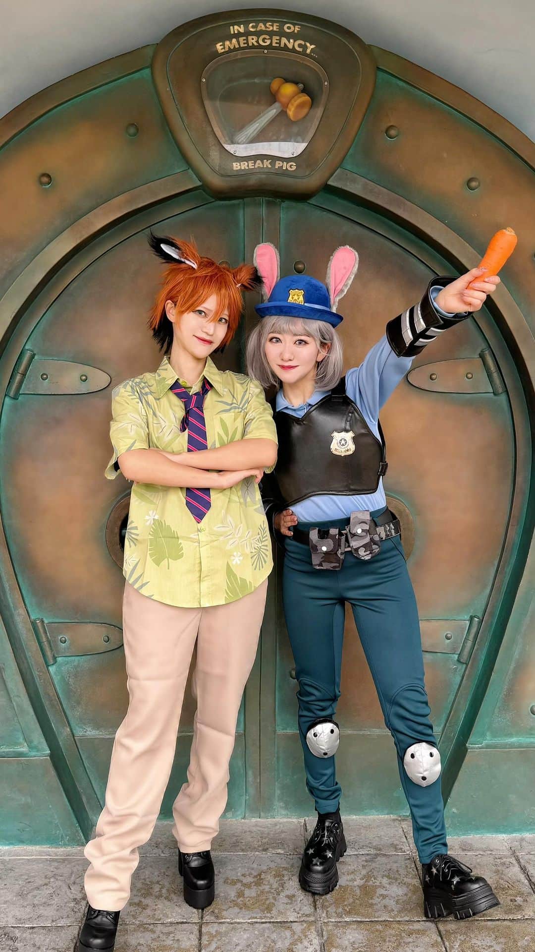 眞白ありすのインスタグラム：「ハッピーハロウィン🎃 ニクジュディで大好きなシーンができて楽しすぎました✨  ジュディ→ @sweet_yup_sweet  ニック　→ @alice.ee1010   #Dハロ　#dハロ仮装2023 #dハロ仮装 #ニクジュディ　ニック　ジュディ　#ズートピア」