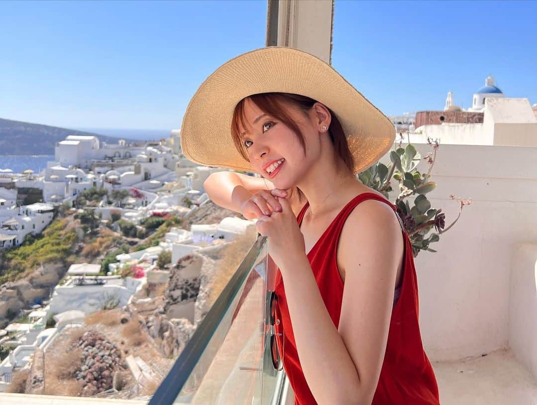 蒼乃茜さんのインスタグラム写真 - (蒼乃茜Instagram)「旅の記録を少しずつ♡  サントリーニ島🏝️  紫外線強すぎて、まっくろに日焼けした日🫨笑  景色も綺麗で、眺めながら見るパスタは最高でした！！  #ギリシャ #サントリーニ  #ご飯記録 #たびじょ」10月31日 18時41分 - aono_akane