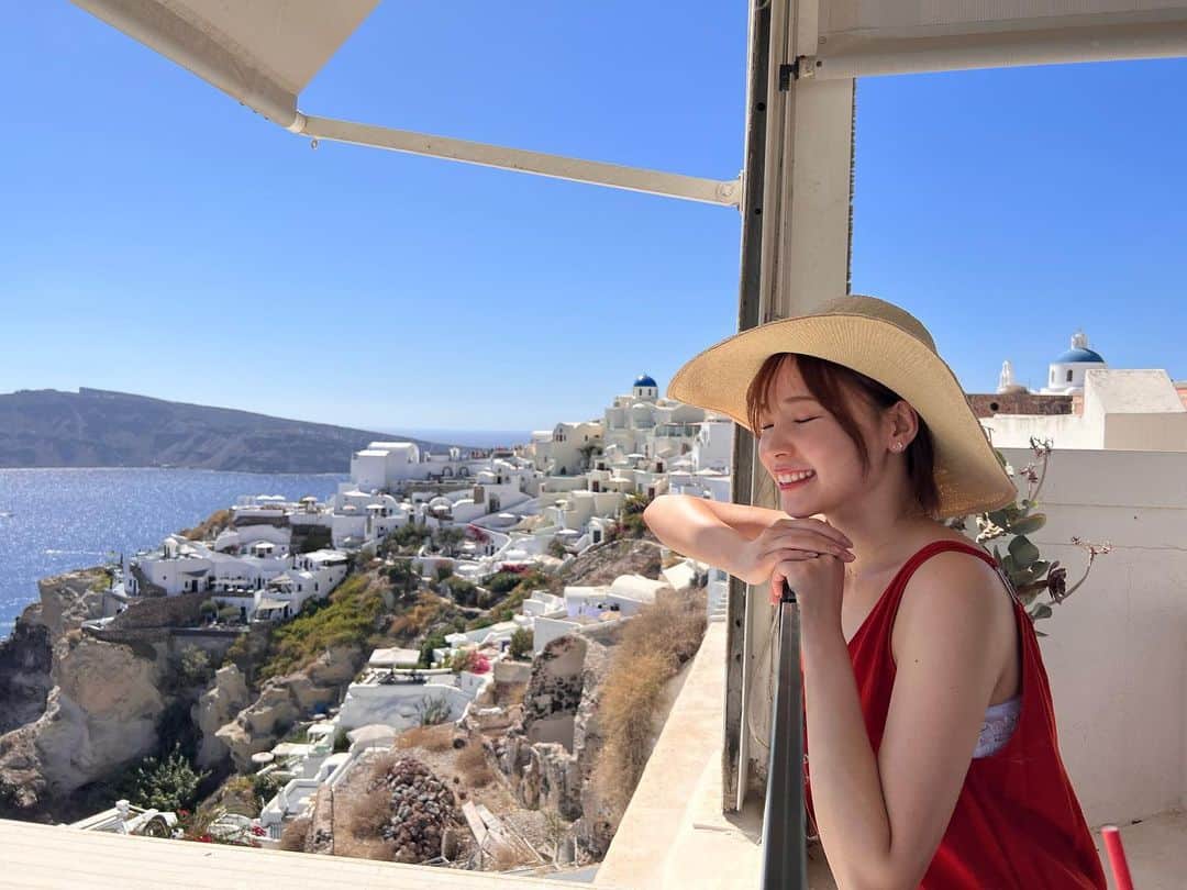 蒼乃茜さんのインスタグラム写真 - (蒼乃茜Instagram)「旅の記録を少しずつ♡  サントリーニ島🏝️  紫外線強すぎて、まっくろに日焼けした日🫨笑  景色も綺麗で、眺めながら見るパスタは最高でした！！  #ギリシャ #サントリーニ  #ご飯記録 #たびじょ」10月31日 18時41分 - aono_akane