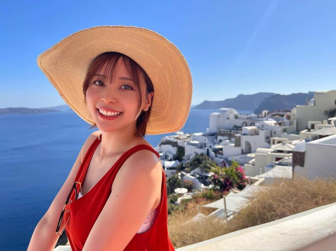 蒼乃茜のインスタグラム：「旅の記録を少しずつ♡  サントリーニ島🏝️  紫外線強すぎて、まっくろに日焼けした日🫨笑  景色も綺麗で、眺めながら見るパスタは最高でした！！  #ギリシャ #サントリーニ  #ご飯記録 #たびじょ」