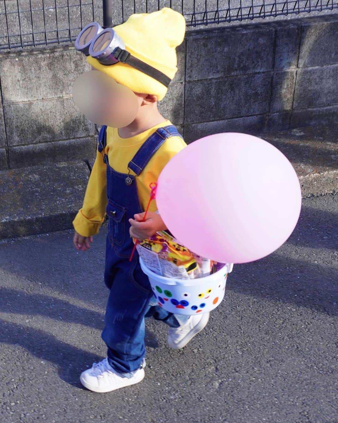 sayumi katoさんのインスタグラム写真 - (sayumi katoInstagram)「HAPPY HALLOWEEN👻🪩 ⁡ 今年はミニオンの仮装で地域のイベントに参加🕺🏻 週末両日ともモリモリお菓子を頂いて、当日の今日は英会話教室でお菓子を頂いて、しばらくお菓子買わなくて良さそう😂🍪(ありがたや〜) ⁡ 昨年は「とりっくおあ"と"とりーとぉ」とどうしても"と"が一つ多くなってしまっていたけれど、今年は「トリックオアトリート！」と「ありがと！」としっかり言えました🤝🏻✨ ⁡ ⁡ ちなみに3枚目以降の写真は自作のお化けバケツ！👀 目玉シールをたくさん作って貼り付けました👦🏻 ⁡ ⁡ #男の子ママ ⁡」10月31日 19時05分 - say_ume