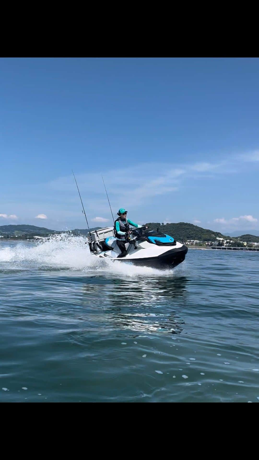 岡田万里奈のインスタグラム：「. . . . アンバサダーに就任したので、 久々にリール作ってみました🚤笑 . FISHPROは360度 障害物なしにキャストができるのが気持ちい〜 . 竿はたくさん積めますが、 ロッドホルダーに立てすぎると それが障害物になってしまうので、 わたしはいつも少なめに スピニング1本、ベイト1本と決めています。 . 潮目打ちナブラ打ちには最適ですよ！ ただ船よりもやっぱり回ってしまうので、 もう少し船の立て方を覚えなきゃなぁと思うこの頃です。笑 . . . #fishpro #fishprolife #seadoofishpro  #seadoo #seadoolife #seadoofishing  #brp #angler #ladyangler #ladyanglers  #catchandrelease #casting #fishing #fishinglife #fishinglife #fishingtrip  #水上バイク #水上バイク好きな人と繋がりたい  #キャスト #キャスティング #キャスティングゲーム  #江ノ島 #湘南 #湘南ライフ #海 #釣り女子」