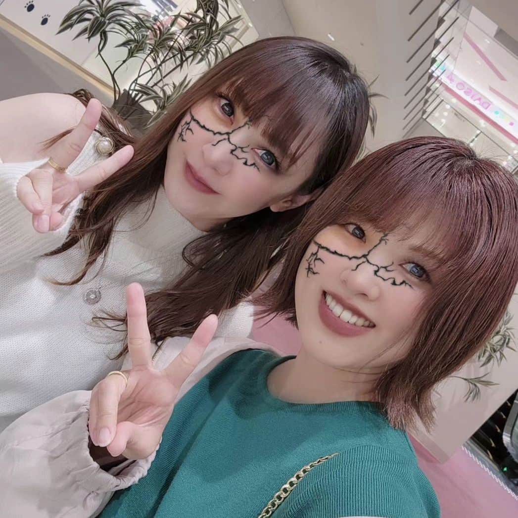 のインスタグラム：「⁡ ⁡明菜ちゃんとお出かけ🫶⁡⁡ ⁡⁡ ⁡いっぱい食べて、ショッピング🛍⁡ ⁡⁡ ⁡楽しすぎた🥰🥰🥰 ⁡⁡ #⁡ハロウィン🎃」