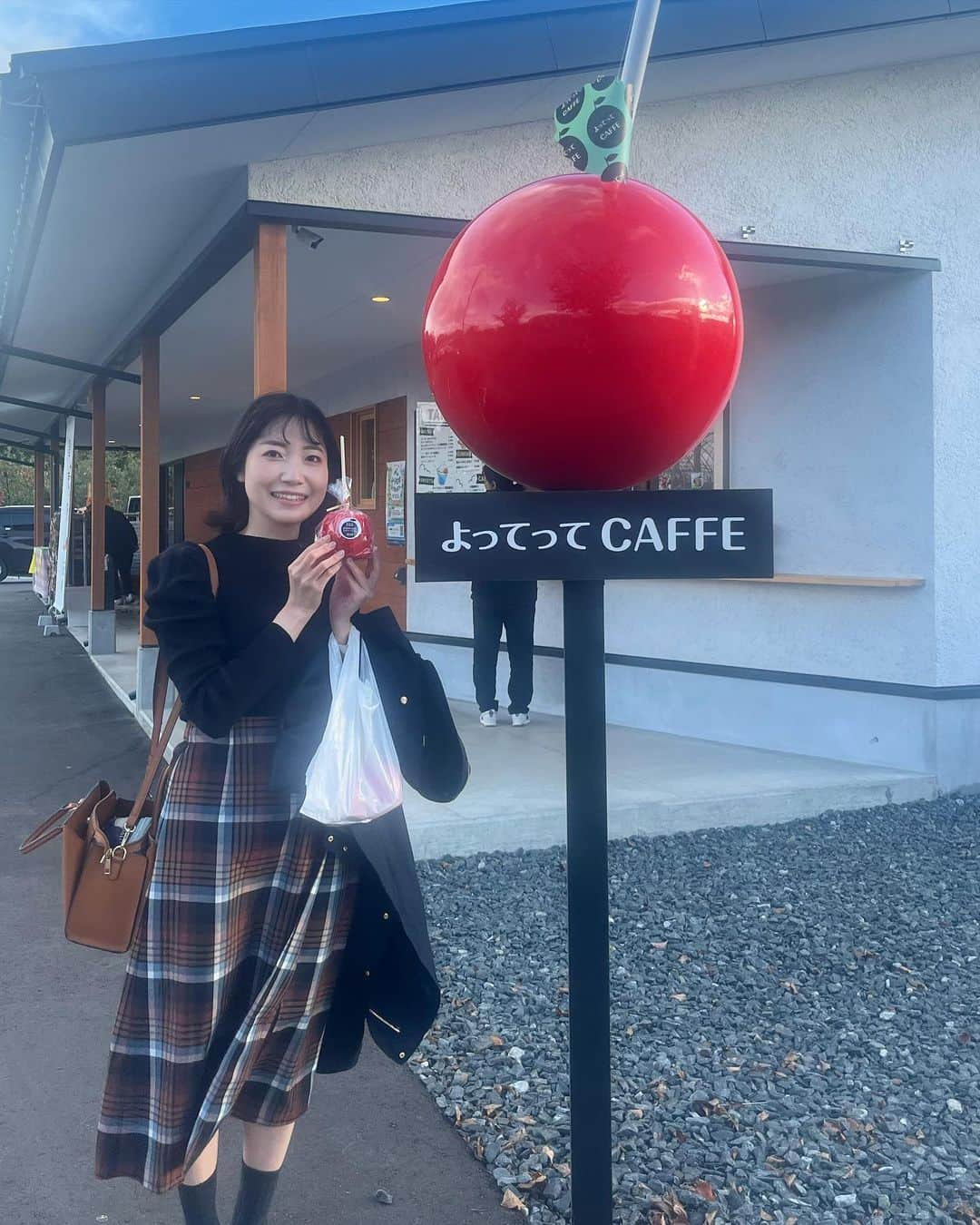 菅原智郁さんのインスタグラム写真 - (菅原智郁Instagram)「よってってカフェ🍎 2～3年前に取材させていただいたときはテイクアウト専門だったのですが、今年イートインカフェをオープンしたということで行ってきました！ おいしいりんごスイーツでまったり☺️ りんごあめ（というかりんごそのもの）が相変わらずのおいしさ… サイン飾っててくれてうれしかったです！❤️  りんごスイッチ入った😎🍎 ふじとシナノスイートが特に好きです。 皆さんの好きなりんごの品種は🤔？？ @yottettecaffe  . . #山形 #米沢 #山形カフェ #米沢カフェ #舘山りんご #よってってカフェ #よってってcaffe #休日 #りんごあめ #🍎 #山形テレビ #アナウンサー #菅原智郁」10月31日 18時51分 - tomotomokaaaa22