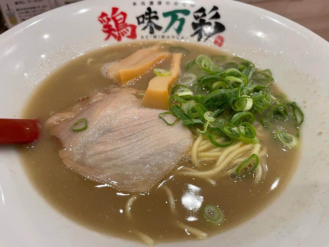 西井隆詞さんのインスタグラム写真 - (西井隆詞Instagram)「今日の遅めのランチは 気になってたラーメン🍜 鶏味万彩でチャーハンセット 京都発祥のあのラーメンにそっくりな こってりラーメンで美味かったです😋  #北海道 #札幌グルメ  #札幌  #ラーメン #ラーメン巡り #鶏味万彩 #チャーハンセット #麺固め  #ニンニク薬味普通 #ラジバンダリ西井 #ラジバンダリ」10月31日 18時51分 - razibandari