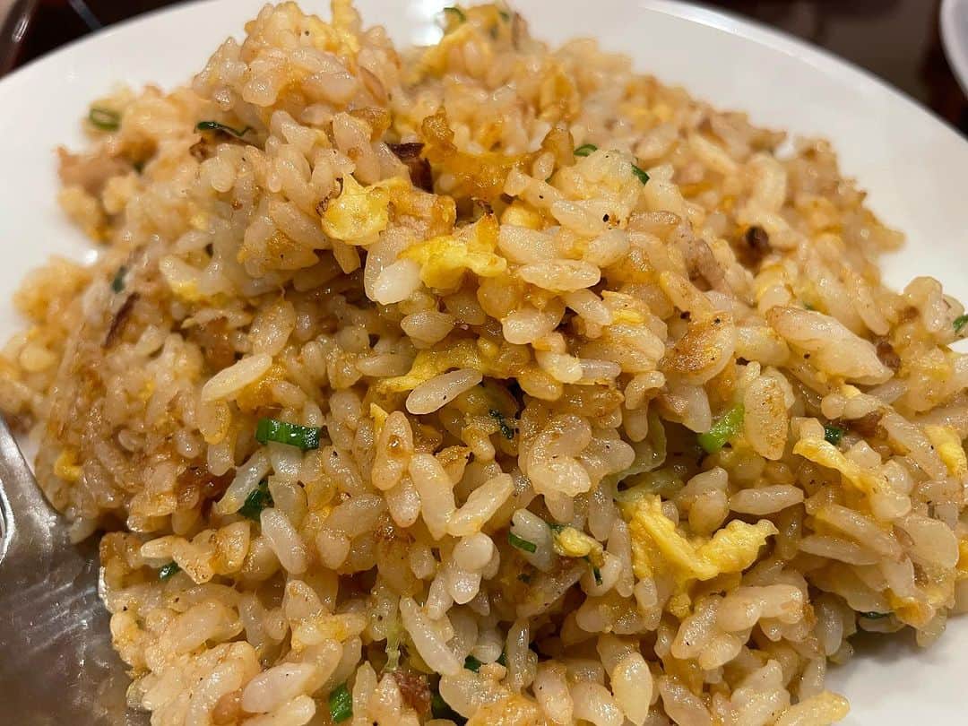 西井隆詞さんのインスタグラム写真 - (西井隆詞Instagram)「今日の遅めのランチは 気になってたラーメン🍜 鶏味万彩でチャーハンセット 京都発祥のあのラーメンにそっくりな こってりラーメンで美味かったです😋  #北海道 #札幌グルメ  #札幌  #ラーメン #ラーメン巡り #鶏味万彩 #チャーハンセット #麺固め  #ニンニク薬味普通 #ラジバンダリ西井 #ラジバンダリ」10月31日 18時51分 - razibandari