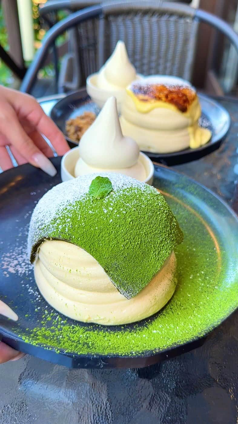 ゆうとグルメのインスタグラム：「🍵京都で一番おいしい抹茶大福パンケーキ🍵  京都、祇園にあるPanel cafeさん(@panelcafe_kyoto)の 「庭園抹茶大福パンケーキ」1573円 ㅤㅤㅤㅤㅤㅤㅤㅤㅤㅤㅤㅤㅤ 祇園四条駅から徒歩2分ほどのところにあるパネルカフェさんは、ふわふわぷるぷるのスフレパンケーキ専門店！ ㅤㅤㅤㅤㅤㅤㅤㅤㅤㅤㅤㅤㅤ 今回は名物の抹茶大福パンケーキを注文🥞🍵 ㅤㅤㅤㅤㅤㅤㅤㅤㅤㅤㅤㅤㅤ これは2段重ねにした焼きたてのふわふわスフレ生地の上にあんこと生クリームを乗せ、それを包み込むように抹茶味の求肥をトッピングした大人気パンケーキ！ ㅤㅤㅤㅤㅤㅤㅤㅤㅤㅤㅤㅤㅤ 庭園をイメージするように、抹茶パウダーをたっぷり全体に振りかけ、ミルクソフトを添えて提供してもらえます！ ㅤㅤㅤㅤㅤㅤㅤㅤㅤㅤㅤㅤㅤ 焼きたてのパンケーキは口の中でとろけて一瞬でなくなるようなふわしゅわ食感をしていて、ほろ苦くもちもちとした抹茶求肥との相性もばっちりでほんとおいしすぎる🤤🤤 　 横に添えられた太巻きのソフトクリームもミルク感すごく濃厚で単体で注文したいくらいだった🍦🍃 ㅤㅤㅤㅤㅤㅤㅤㅤㅤㅤㅤㅤㅤ メニューも豊富だから京都でおいしいパンケーキ食べたいとかはここに行けば間違いないと思う！！ ㅤㅤㅤㅤㅤㅤㅤㅤㅤㅤㅤㅤㅤ おすすめ！！ ㅤㅤㅤㅤㅤㅤㅤㅤㅤㅤㅤㅤㅤ —————————————— 📍京都府京都市東山区常盤町165 ⏰10:00〜16:30 🛌不定休 🚃祇園四条駅から徒歩2分 —————————————— #京都グルメ #京都カフェ #祇園グルメ #祇園カフェ #panelcafe #抹茶 #matcha #パンケーキ #kyoto #japan  #京都 #京都ランチ #京都観光 #京都旅行 #祇園 #カフェ巡り #カフェ好きな人と繋がりたい #おいしい #japantravel #japantrip #instafood #japanesefood #pancakes #eggs」