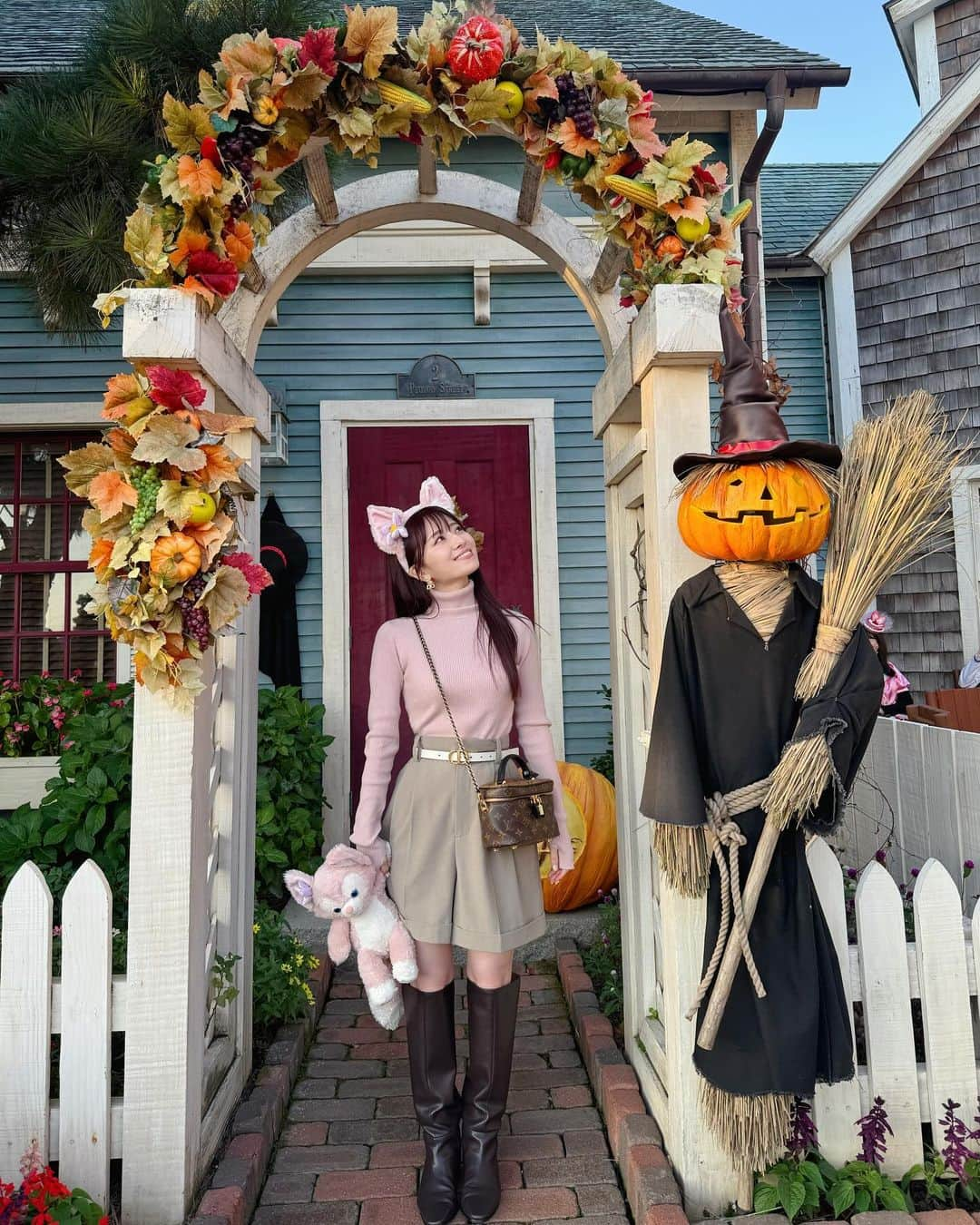 黒坂優香子さんのインスタグラム写真 - (黒坂優香子Instagram)「Happy Halloween🎃👻  キャストさんに 「トリックオアトリート👻」って言ったら飴をもらえて嬉しかったハロウィンディズニー♡  全身仮装してる方も多くて見てるだけですごくわくわくしたなぁ♡  一度はディズニーで全身仮装してみたい🫶🏻  #tokyodisneyresort #tokyodisneysea  #disneyphotography #ディズニー #ディズニーハロウィン  #ディズニー投稿続きます」10月31日 18時44分 - yukakokurosaka0606