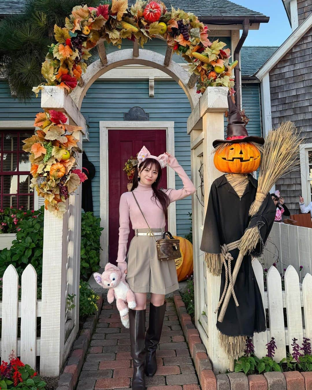 黒坂優香子さんのインスタグラム写真 - (黒坂優香子Instagram)「Happy Halloween🎃👻  キャストさんに 「トリックオアトリート👻」って言ったら飴をもらえて嬉しかったハロウィンディズニー♡  全身仮装してる方も多くて見てるだけですごくわくわくしたなぁ♡  一度はディズニーで全身仮装してみたい🫶🏻  #tokyodisneyresort #tokyodisneysea  #disneyphotography #ディズニー #ディズニーハロウィン  #ディズニー投稿続きます」10月31日 18時44分 - yukakokurosaka0606