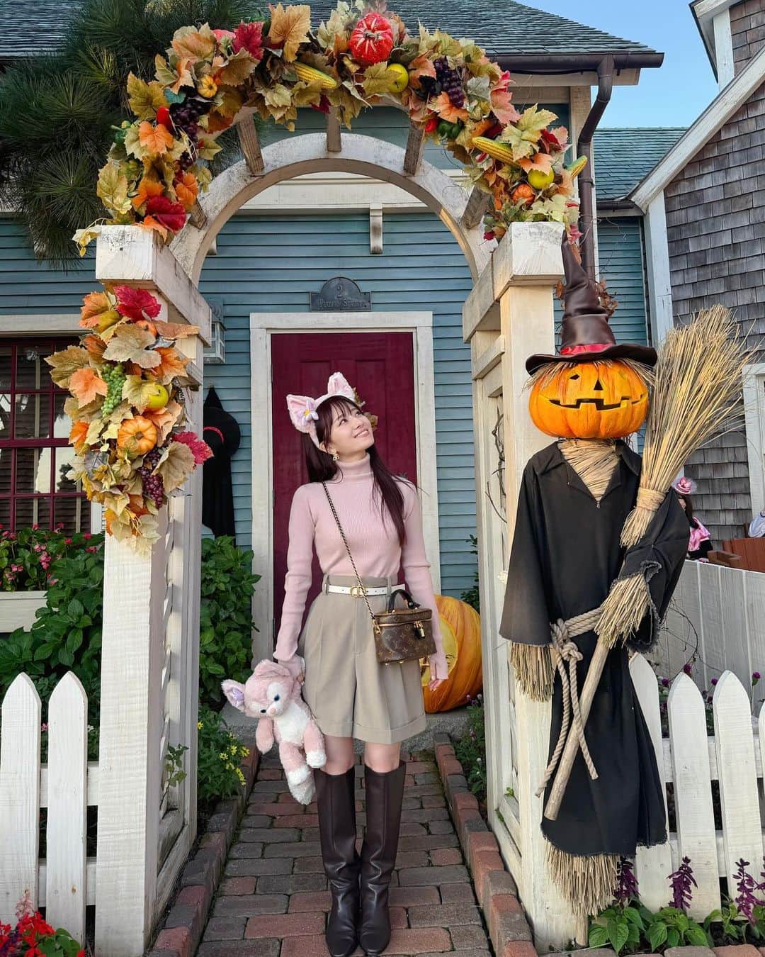 黒坂優香子のインスタグラム：「Happy Halloween🎃👻  キャストさんに 「トリックオアトリート👻」って言ったら飴をもらえて嬉しかったハロウィンディズニー♡  全身仮装してる方も多くて見てるだけですごくわくわくしたなぁ♡  一度はディズニーで全身仮装してみたい🫶🏻  #tokyodisneyresort #tokyodisneysea  #disneyphotography #ディズニー #ディズニーハロウィン  #ディズニー投稿続きます」