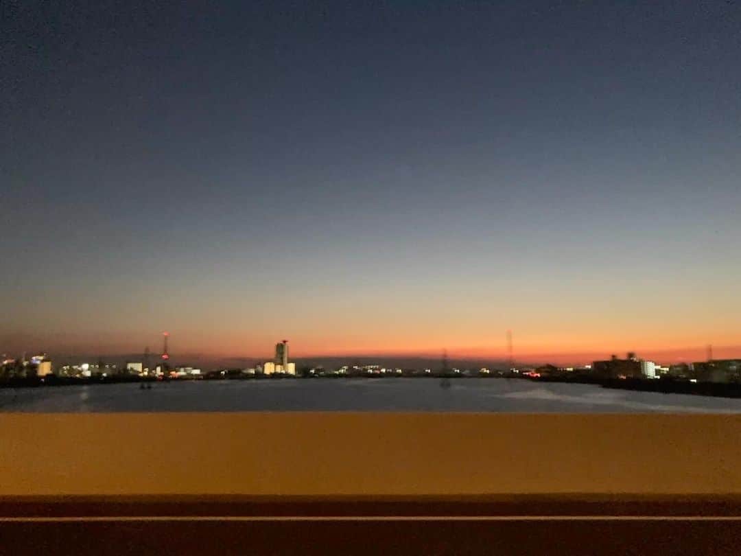 のインスタグラム：「夕焼けは朝焼けと似ている」