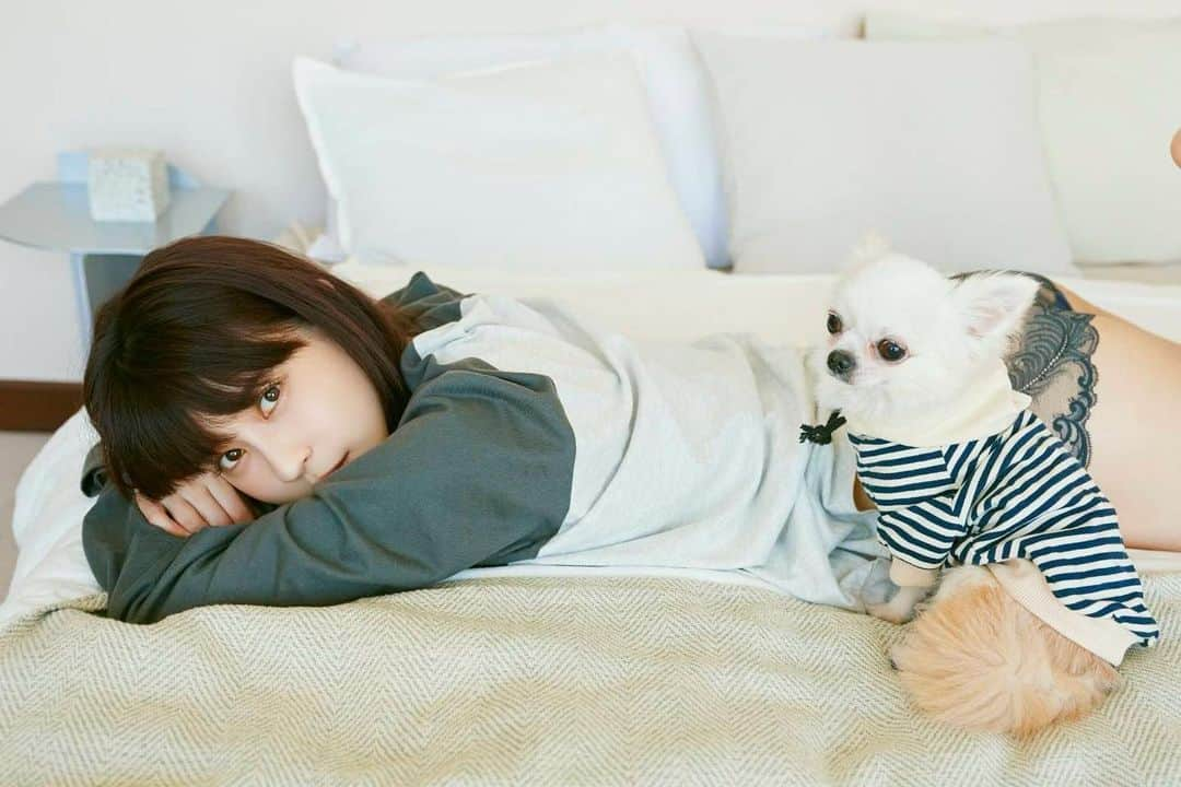 岸明日香のインスタグラム：「ぽん様🐶  #岸明日香カレンダー2024 #度々登場します」