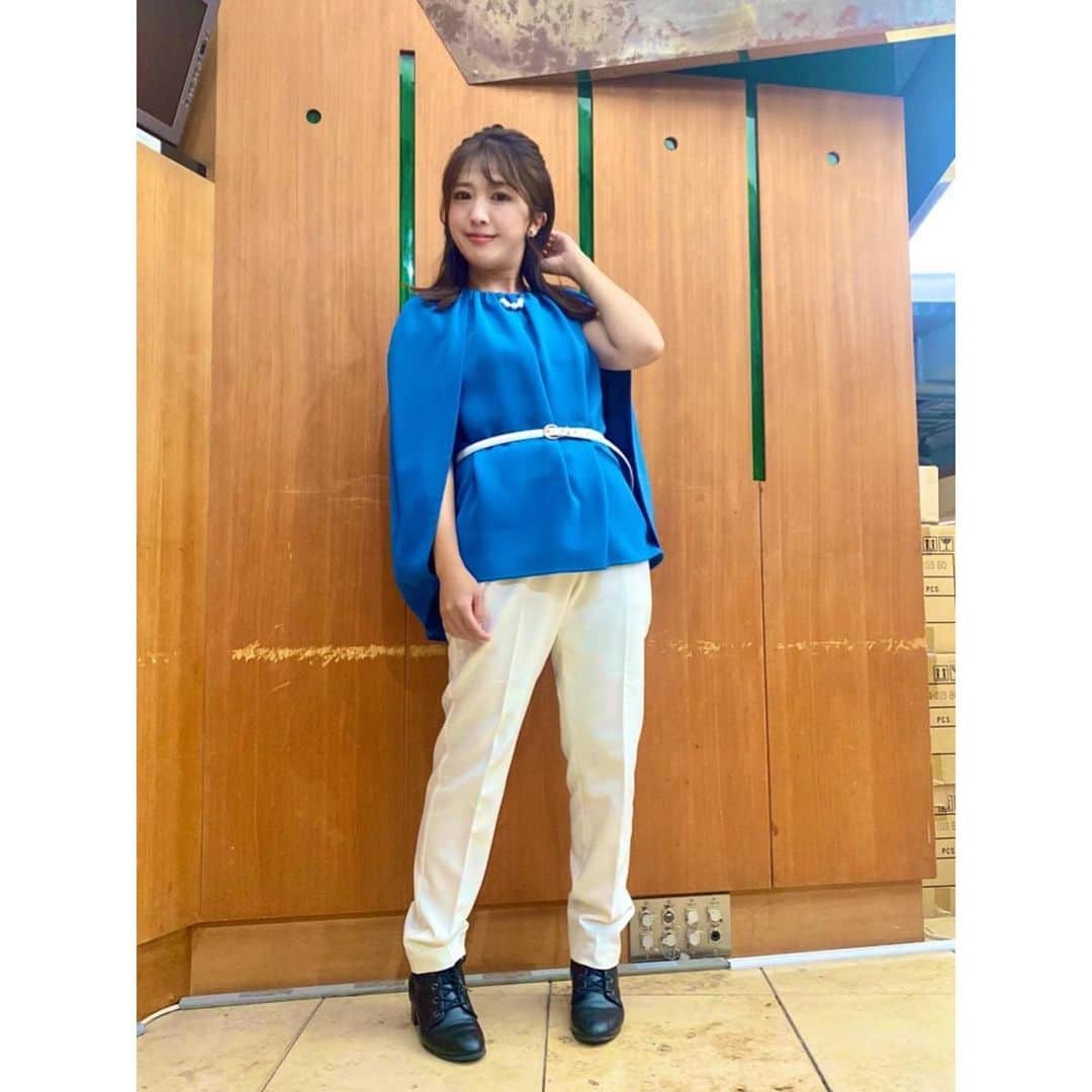 鬼頭由芽のインスタグラム：「・ 今回も @anotheraddress_official で✨  ファンミーティングのMCもさせていただいたタイの人気スターFreenさんがドラマ「Gap The series」で来てたケープタイプの服に憧れて、M・filのコレ🎈 買い取りたいくらい可愛い🥹 ベルトとパンツは私服。  もう一つは元気な柑橘色に惹かれて see by chloeのワンピース。 小柄なもんで、結局短めが落ち着いてしまう😂」