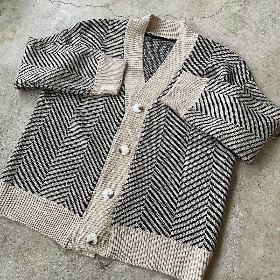 イタフラ（ナチュラル服のイタフラ）さんのインスタグラム写真 - (イタフラ（ナチュラル服のイタフラ）Instagram)「@italietofrance_official ☜サブ垢。 （モデル募集中）  ジーユー神アイテムと 再入荷した爆売れ中のカーディガンを 合わせてみました🍂  ちょうど今から着るのにいいカーディガンです。 韓国好きにはたまらないデザイン。  シンプルなボトムと合わせるだけで 可愛いコーデが完成します。 よろしくお願いします💨  @italietofrance  ✔︎オータムセール開催中  韓国カーディガン☞イタフラ ハートデザインデニムパンツ☞イタフラ プリーツパンツ☞しまむら ストレートパンツ☞grl バッグと靴☞ジーユー  #GU#gu購入品 #GUコーデ#gu_for_all #ジーユー#ジーユーコーデ #ジーユー購入品 #UNIQLO#ユニクロ#しまパト #しまむら#しまむら購入品 #しまむらパトロール #しまむらコーデ#zara #ザラ#wego#honeys#grl#grl購入品 #grlコーデ #グレイル #グレイル購入品 #グレイルコーデ #韓国ファッション#韓国ファッション通販 #韓国ファッションコーデ #韓国コーデ#韓国風#韓国風コーデ」10月31日 18時46分 - italietofrance