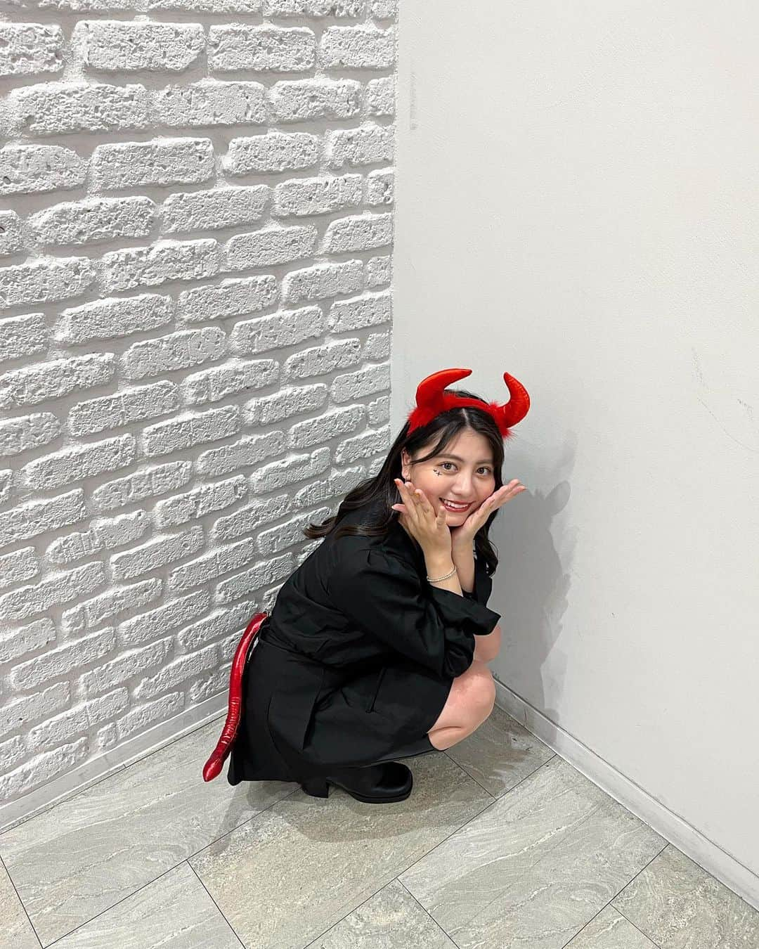 夢花のインスタグラム：「𝓗𝓪𝓹𝓹𝔂 𝓗𝓪𝓵𝓵𝓸𝔀𝓮𝓮𝓷🎃🕸️🖤  　 今年は悪魔になったよ😈 尻尾もちゃんと付いてるんだよッ♡⤴︎ 来年は何しよっかな〜  　  #ハロウィン #ハロウィンコスプレ #ハロウィンパーティー #ハロウィンプリ #ハロウィン仮装 #ハロウィンメイク #ハロウィンコス #仮装 #仮装パーティー #仮装プリ #デビル #デビルコーデ #悪魔 #小悪魔 #悪魔コスプレ #halloween #happyhalloween」