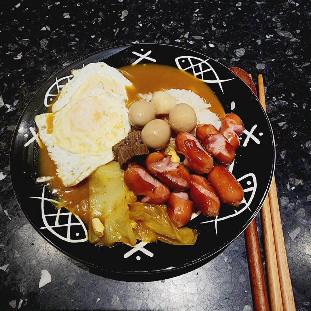 ソ・ジュニョンのインスタグラム：「오늘저녁은 카레!!! 즐거운 저녁 되세요 :)   今日の夕食はカレー！  楽しい夜を過ごしてください:)  Today’s dinner is curry!!!   have a good evening :)  하루의 편안함은  #CALMA」