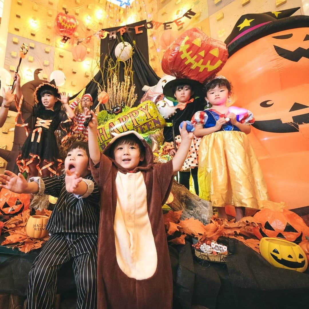 【公式】湯の杜 ホテル志戸平のインスタグラム：「─HAPPY  HALLOWEEN🎃  本日でハロウィンイベント最終日！  皆さまは ハロウィン楽しんでおりますか？🎉  ／ 志戸平ハロウィン ここをおさえればOK👌🏻 ＼ ・コスプレ衣装無料レンタルして 売店でお菓子GET🍬 ・夕食前にフォトスポットで写真撮影📸 ・ビュッフェではハロウィン限定料理を！ ・かぼちゃの重さ当てクイズに参加🎃 　重さが近かった方にはプレゼントも…🍭  これでハロウィン満喫👻💜 お腹も心も満たされるはずです◎  そして、さらに本日は ヒカリノモリに魔女が来て 手作りクッキーを 配っているとかいないとか？🍪   皆さまにとって 素敵なハロウィンになりますように🎃  ご予約・詳細については、⁠ プロフィール欄からお願い致します。⁠ @shidotaira ⁠  #ホテル志戸平#志戸平温泉 #志戸平⁠  #岩手旅行 #岩手観光 #家族旅行 #子連れ旅行 ⁠ #家族旅行👪 #子供連れ #東北旅行⁠#東北ママ#岩手ママ⁠  #温泉旅行#温泉巡り#東北温泉 #ホテルステイ#仙台ママ⁠ #花巻観光 #女子旅#女子旅行」