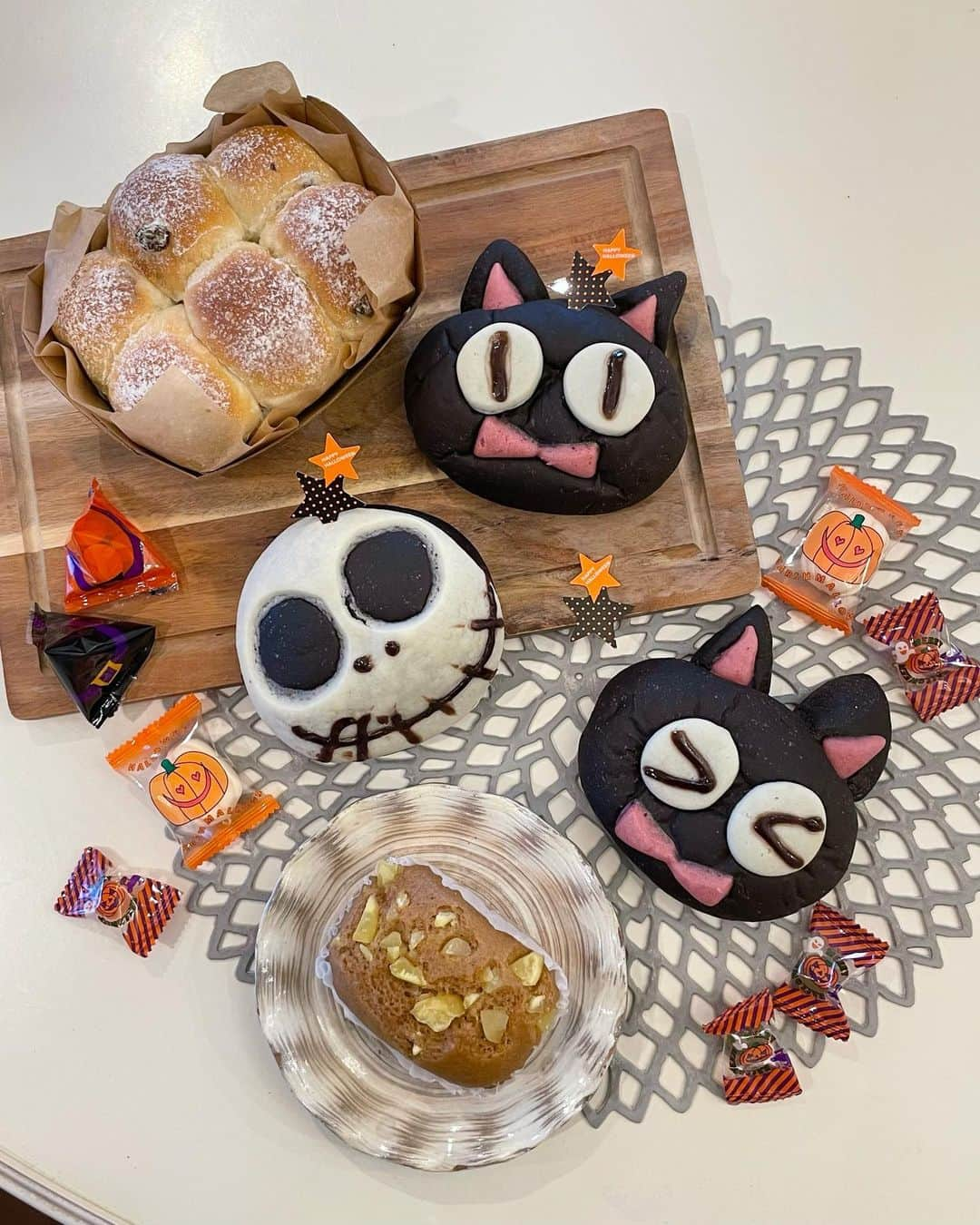 こままりえのインスタグラム：「Happy Halloween🎃  DONQのパンたちで ハロウィン気分を味わいました😈🧡  期間限定のパンたちが可愛いすぎる🐈‍⬛  以前はパンを焼いていたけど 最近はもっぱら買うの専門👻 すこし落ち着いたらまたパン焼きたいな〜💜  #HappyHalloween #Halloween #ハロウィン #DONQ #ドンク #ハロウィンパン #ハロウィンごはん #ハロウィンスイーツ #黒猫のミー #スカル #パン屋さん #パン活」