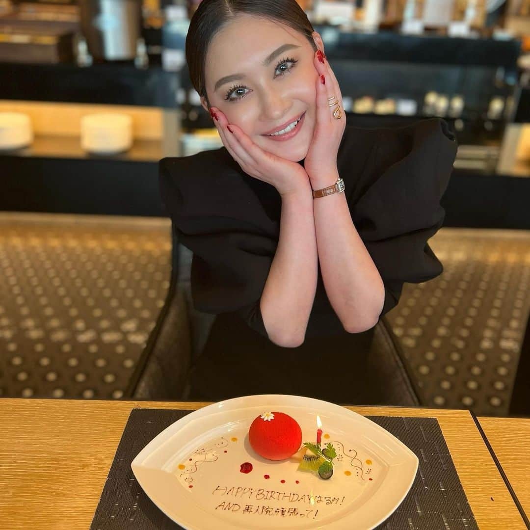 黒ユイさんのインスタグラム写真 - (黒ユイInstagram)「お腹はち切れるくらい食べた🤤 再入院前の贅沢にとホテルランチ🍽️ with @haruchimu1111 ❤️💋  息子は両親にみてもらっていたので 久々に2人でゆっくり出来ました😊🎵 なんか懐かしい感じして嬉しい💕  何回か会ってたけどおめかしした 盛れ写真が撮れたので記念にUP📷🧡  ちょっと早めの誕生日祝いと 再入院頑張れのエールサプライズ成功🥰 いつも弾丸トークでも時間足りない⏳ 次は病院で🏥かな  はるかの次の治療は今まででもしかしたら 1番体に負担があると思うけど それが心配ではあるけど その分希望もあるから📣✊ ファイト👍💕やね  私のInstagramを見てから はるかに沢山の情報をくれた方や 応援してくれてる方 ありがとうございます🙏✨」10月31日 18時49分 - yui_my_life