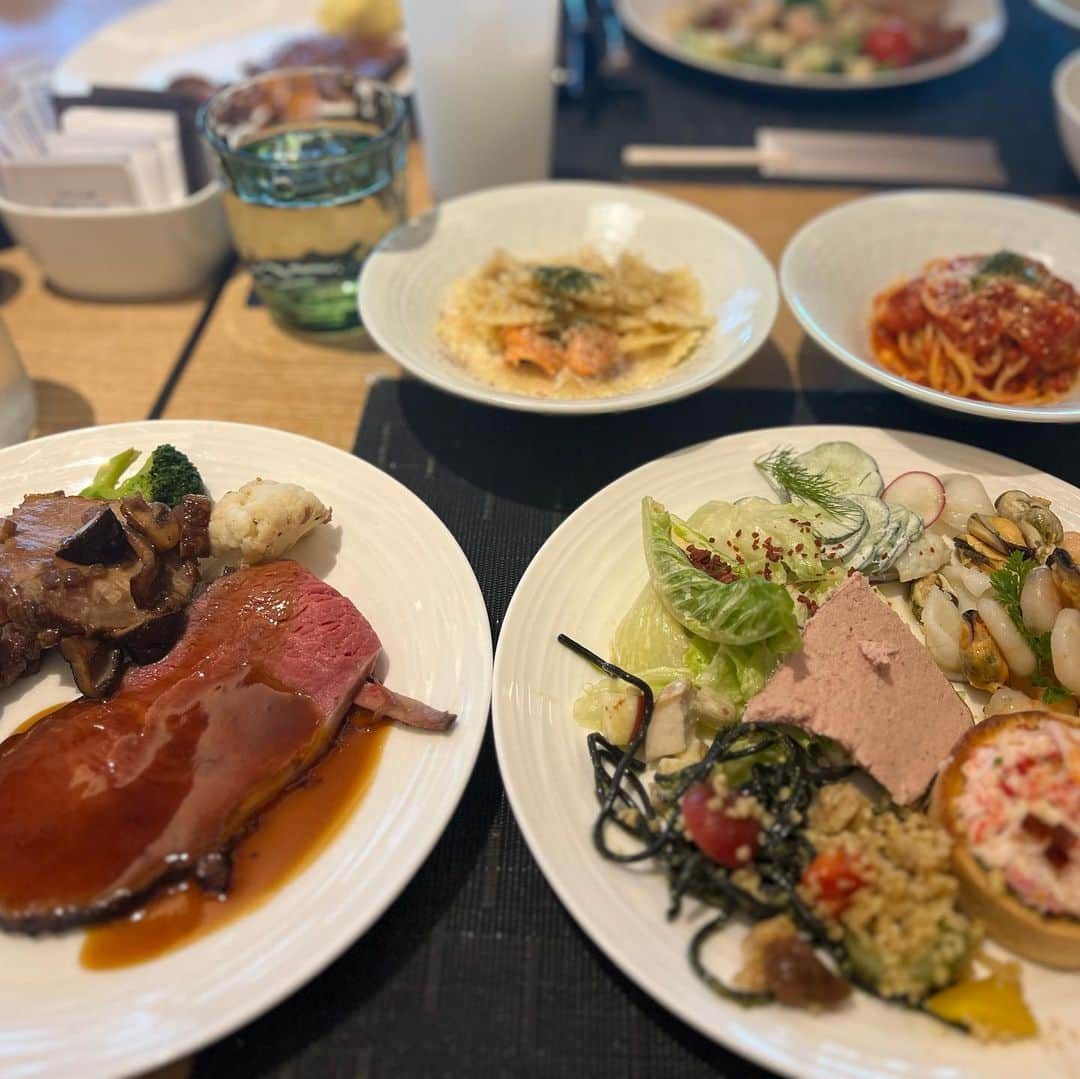 黒ユイさんのインスタグラム写真 - (黒ユイInstagram)「お腹はち切れるくらい食べた🤤 再入院前の贅沢にとホテルランチ🍽️ with @haruchimu1111 ❤️💋  息子は両親にみてもらっていたので 久々に2人でゆっくり出来ました😊🎵 なんか懐かしい感じして嬉しい💕  何回か会ってたけどおめかしした 盛れ写真が撮れたので記念にUP📷🧡  ちょっと早めの誕生日祝いと 再入院頑張れのエールサプライズ成功🥰 いつも弾丸トークでも時間足りない⏳ 次は病院で🏥かな  はるかの次の治療は今まででもしかしたら 1番体に負担があると思うけど それが心配ではあるけど その分希望もあるから📣✊ ファイト👍💕やね  私のInstagramを見てから はるかに沢山の情報をくれた方や 応援してくれてる方 ありがとうございます🙏✨」10月31日 18時49分 - yui_my_life