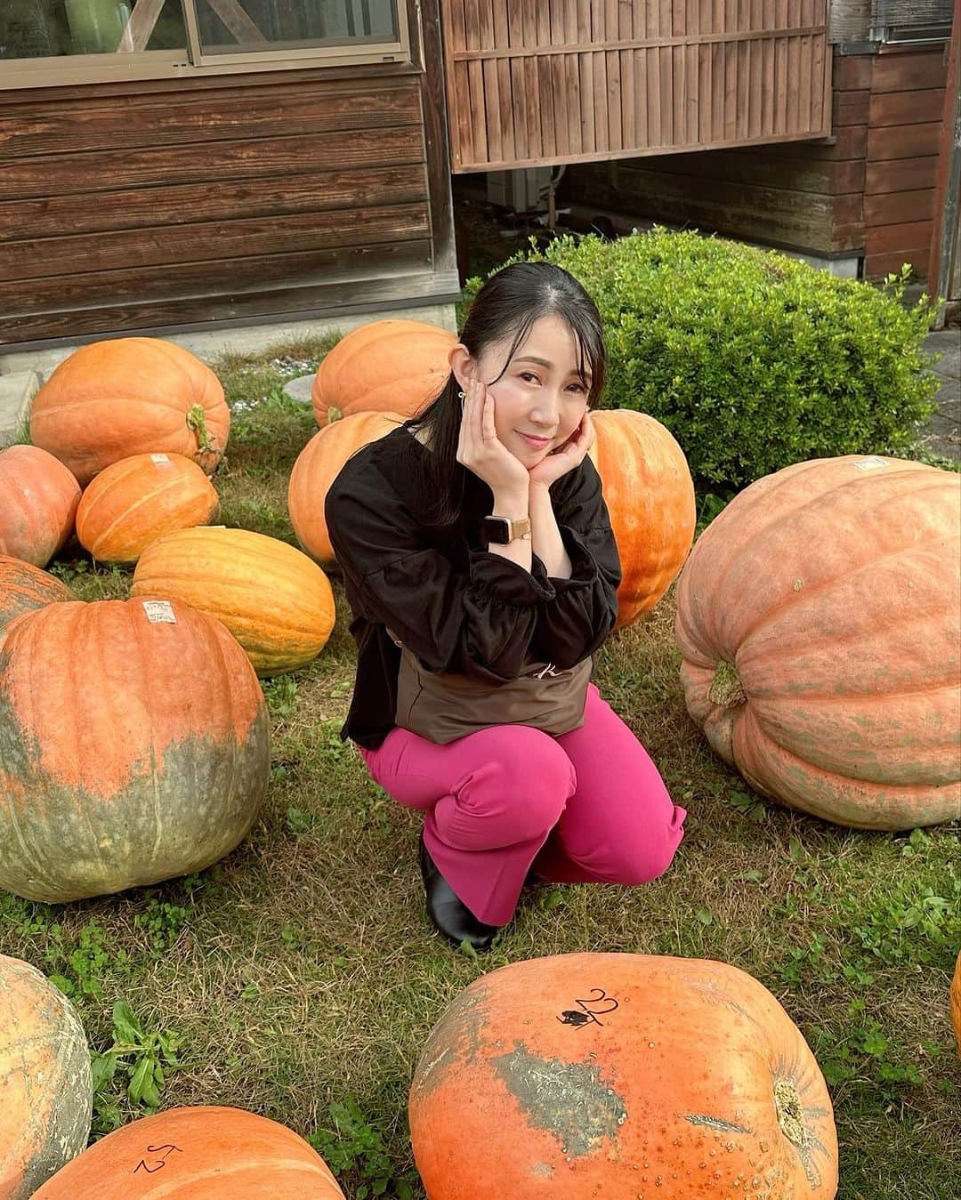 若林愛さんのインスタグラム写真 - (若林愛Instagram)「ハッピーハロウィン🎃 岩手県の小鳥谷(こずや)に、ハロウィン感満載のスポットがありました✨ 撮影📷 @mamiob ❤️  サラダボウルこずや✨ 道の駅って楽しいですよねー✨✨  二枚目、この大きなかぼちゃの、重さ当てクイズ！！ 抱き上げた感覚、娘(10kg)よりずっしりきた感じがしたので16kgと予想！！  HPに当選発表見に行ったら、12.3kgでした笑 大ハズレー！！！ 当選者は5名もいらしたようです！すごい✨ . #ハロウィン #かぼちゃ #道の駅 #岩手県 #小鳥谷 #サラダボウルこずや」10月31日 18時49分 - megumi.cl