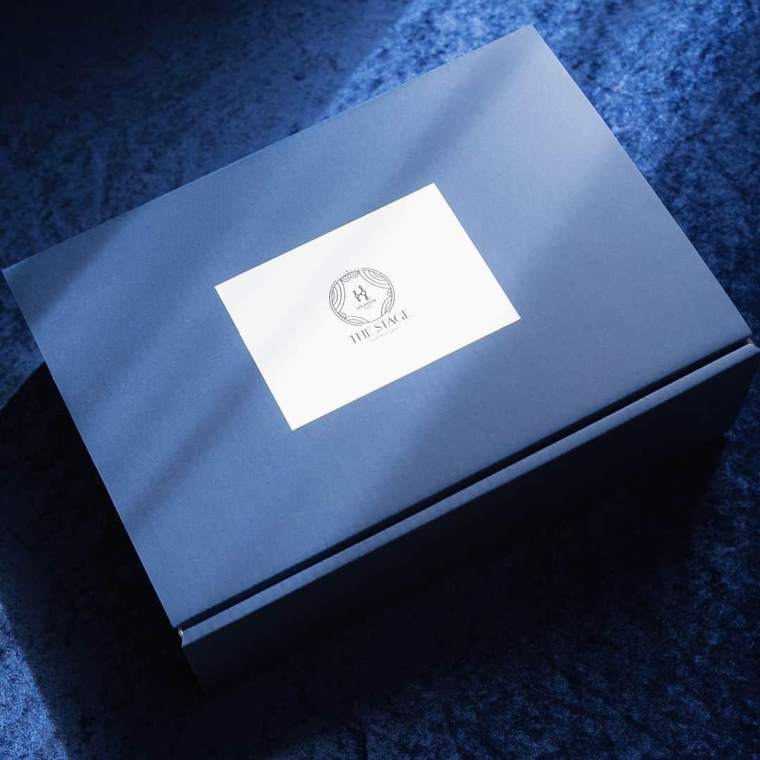 HEAVEN Japanさんのインスタグラム写真 - (HEAVEN JapanInstagram)「˚✧₊⁎coffret2023⁎⁺˳✧༚   コフレセットのために作られた 元祖脇肉キャッチャー限定デザイン。   情熱さ、華やかさのあるフラワーモチーフ、  落ち着きのあるレッド×グレーのバイカラーで ”自分らしく輝く女性”をテーマに。  日中だけでなく ナイトブラの夜寄るブラを着けて 寝る時も優しくバストケアを。   ===コフレセット内容=== 1⃣元祖脇肉キャッチャー 2⃣お揃いのショーツ 【スタンダードorタンガ】 3⃣夜寄るブラ 【レッドorベージュ】   コフレセット限定のノベルティもついて 500セット限定・5％OFF⇒13530円✨   ・サイズ 元祖脇肉キャッチャー C65～K90   夜寄るブラ B65～K90サイズ対応 合計16サイズ展開   スタンダードショーツ M/L/LL/3L   タンガショーツ M/L   元祖脇肉キャッチャー・夜寄るブラ・スタンダードショーツは 単品販売もございます。   ※タンガショーツ、ノベルティの巾着はコフレセット限定のため、 単品販売は行っておりません。  ＊.｡.＊ﾟ＊.｡.＊ﾟ＊.｡.  ＼下着の豆知識・情報を発信中／ 下着で私を好きになる【HEAVEN Japan】 @heaven_japan  #heavenjapan #ヘヴンジャパン #ヘブンジャパン #可愛い下着 #見えないおしゃれ #補整下着 #補正下着 #下着 #適正下着 #ブラジャー #下着好きな人と繋がりたい #おしゃれな下着 #下着好き #コフレ #自分へのご褒美 #元祖脇肉キャッチャー #夜寄るブラ」10月31日 18時50分 - heaven_japan
