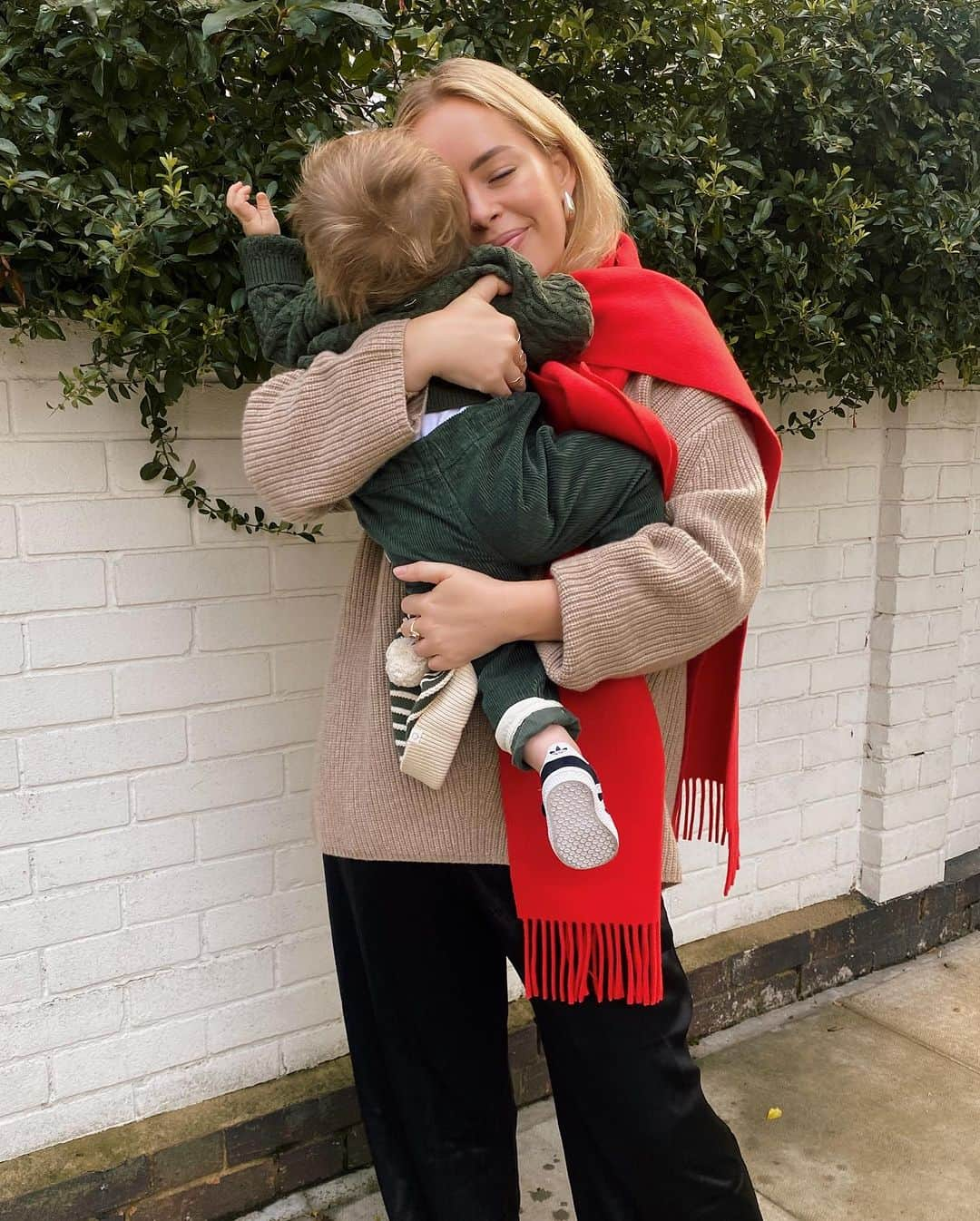 タニヤ・バーさんのインスタグラム写真 - (タニヤ・バーInstagram)「A whole year of you baby boy ♥️ a year of my heart being so full of love for you I could burst, of cuddles and giggles and tears from both of us, a year of the most precious moments I have ever had in my life. I am the luckiest person in the world to be your mummy. Happy first birthday my darling, I love you beyond words 🎂」10月31日 18時50分 - tanyaburr