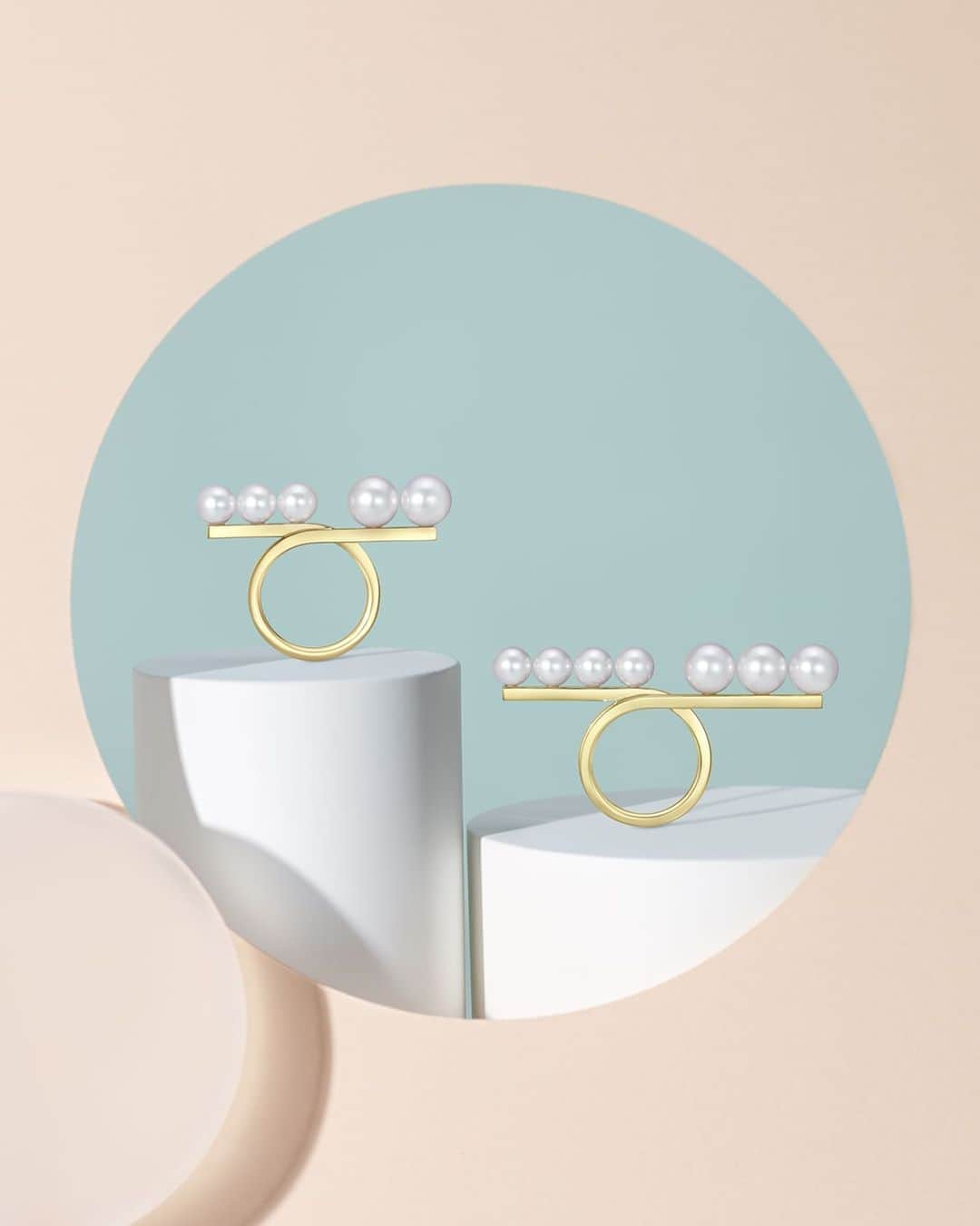 TASAKIのインスタグラム：「The ‘balance loop’ ring presents pearls of differing sizes perched asymmetrically on opposing bars of a gold loop. This exquisite statement ring boasts a playfully fashionable look that goes well with any style.  ループを描くバーの上に、サイズの異なるパールをアシンメトリックにセットした「balance loop」リング。 遊び心溢れるモードな表情でありながら、どんなスタイルにも寄り添うステートメントリングです。  #TASAKI #TASAKIbalance #TASAKIpearl」